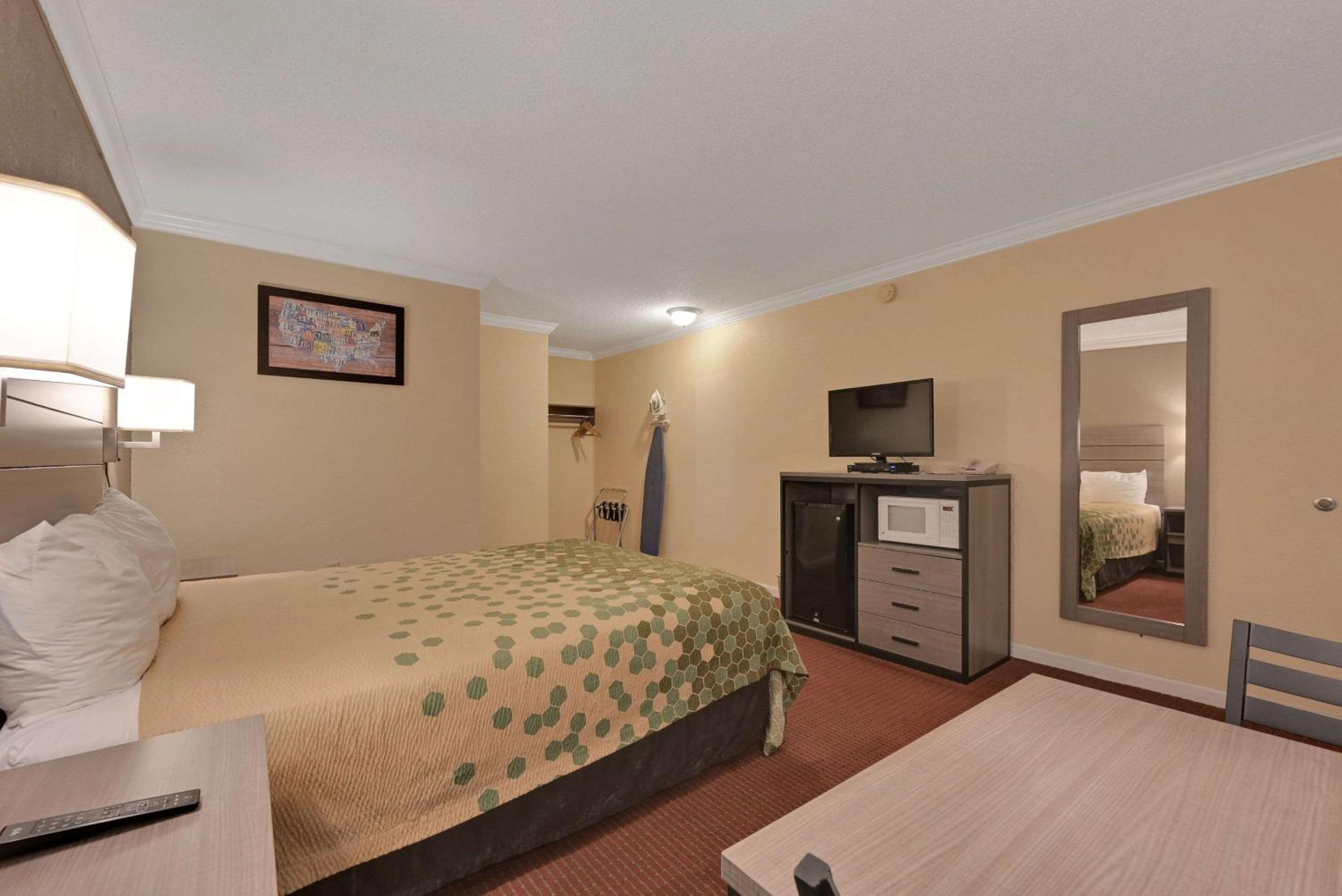 Queen Room - Non-Smoking - Photo 17