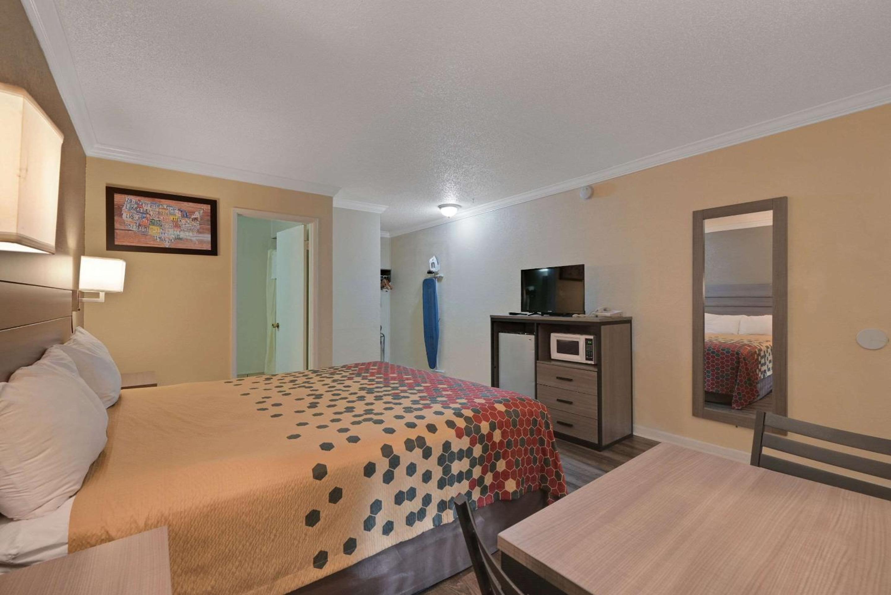 King Room - Non-Smoking - Photo 13