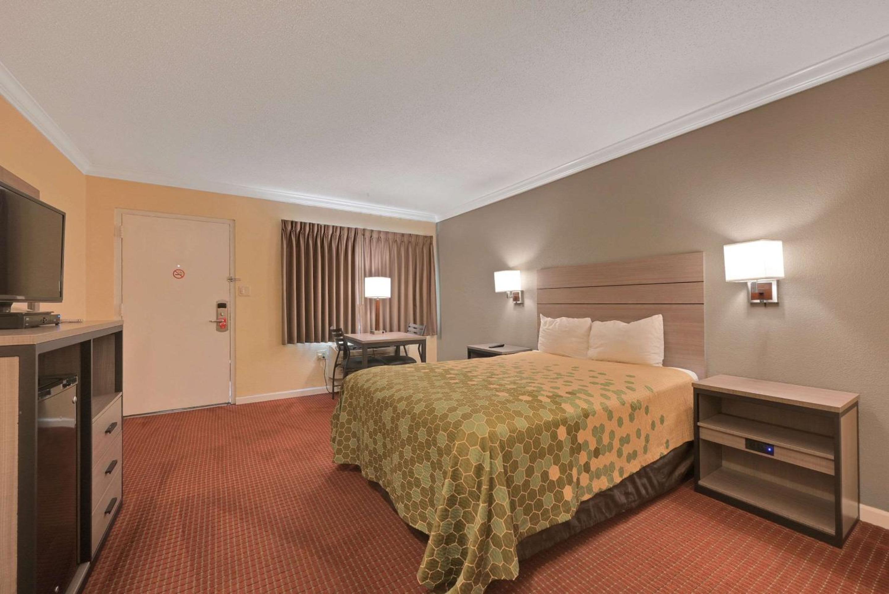 Queen Room - Non-Smoking - Photo 18