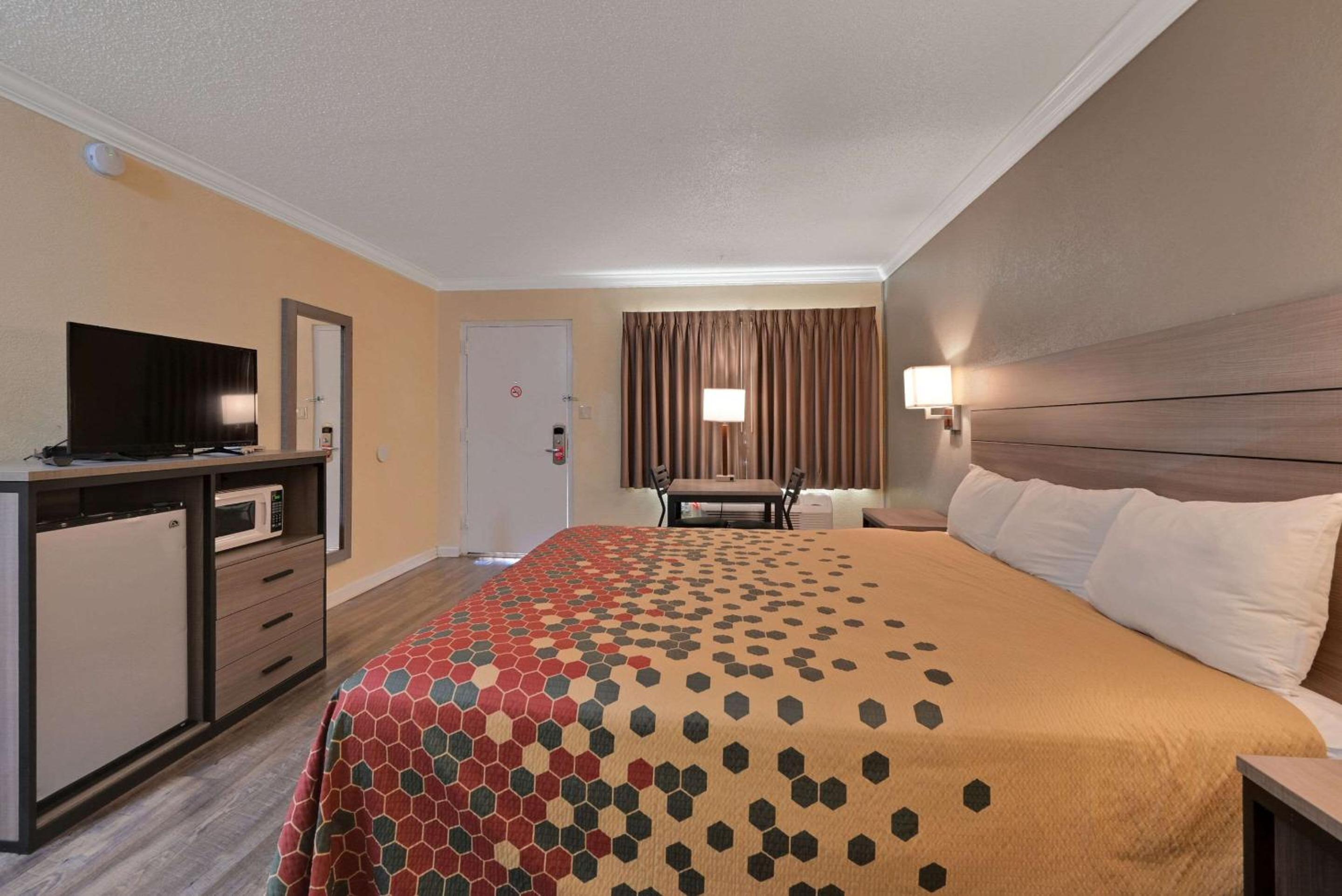 King Room - Non-Smoking - Photo 14