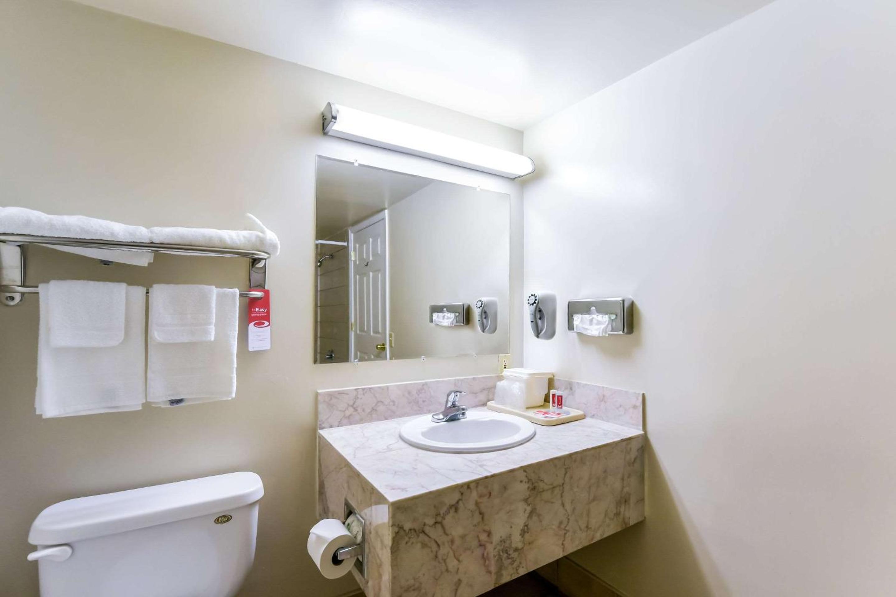 King Room - Non-Smoking - Photo 9