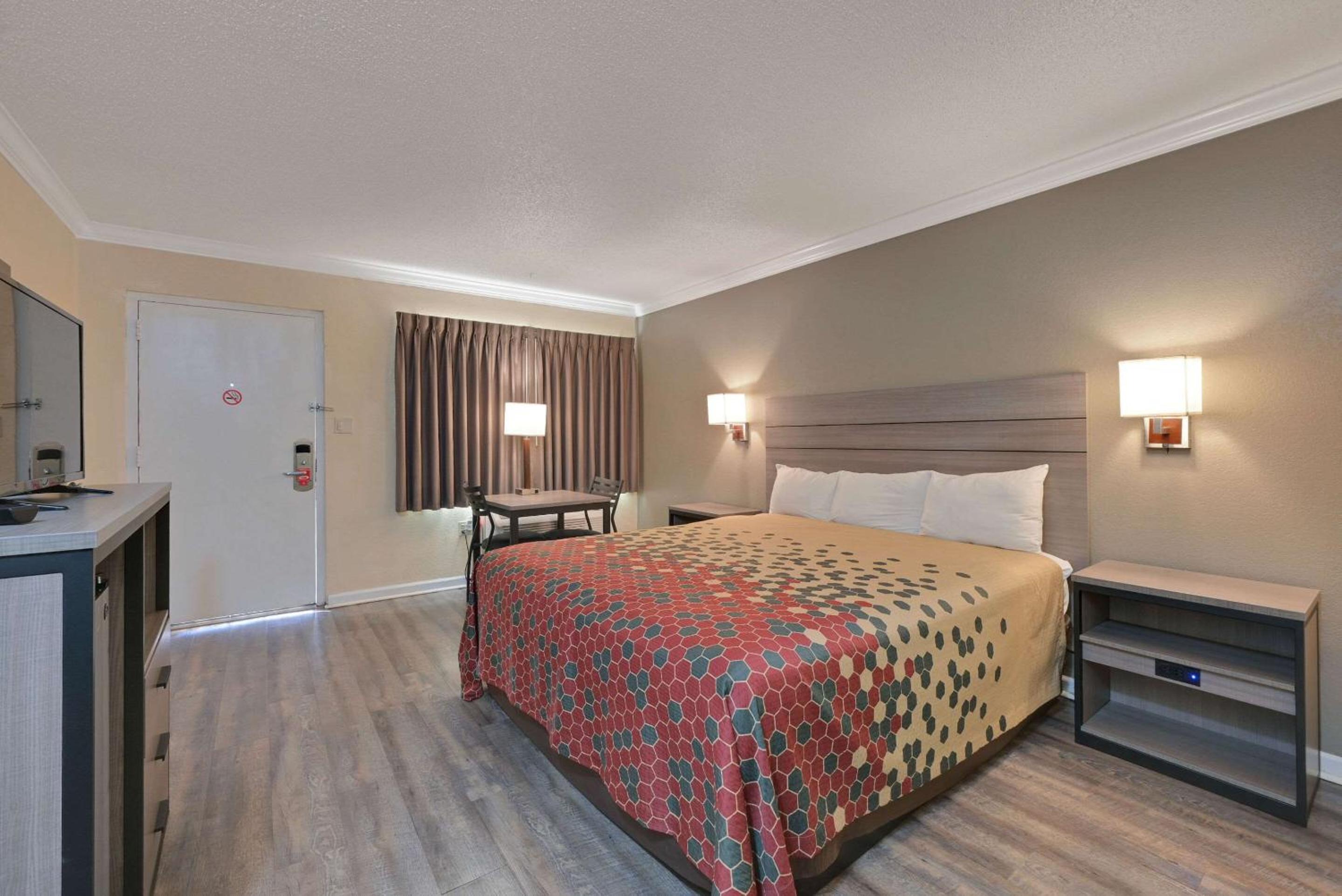 King Room - Non-Smoking - Photo 2