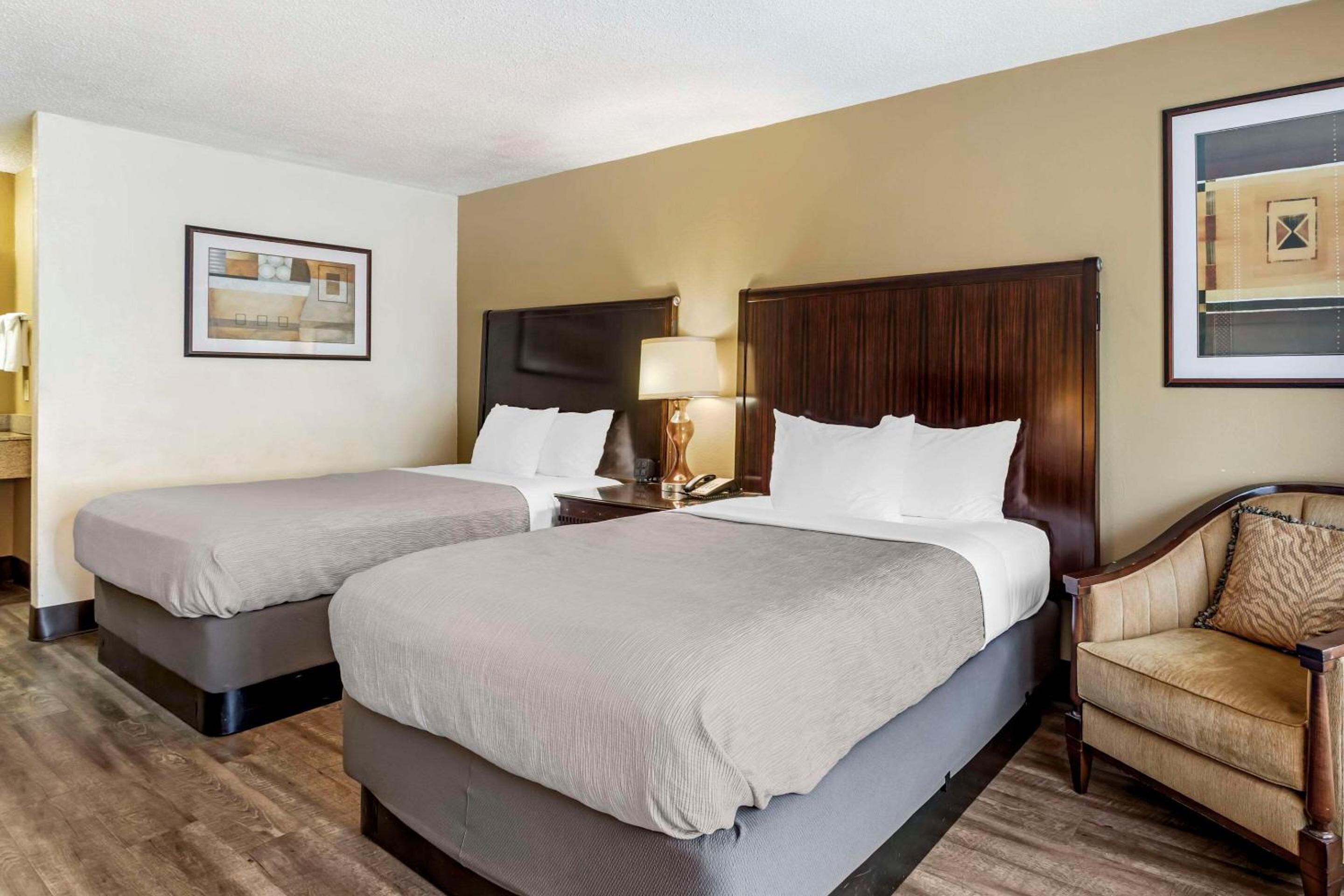 Double Room with Two Double Beds - Non-Smoking - Photo 4