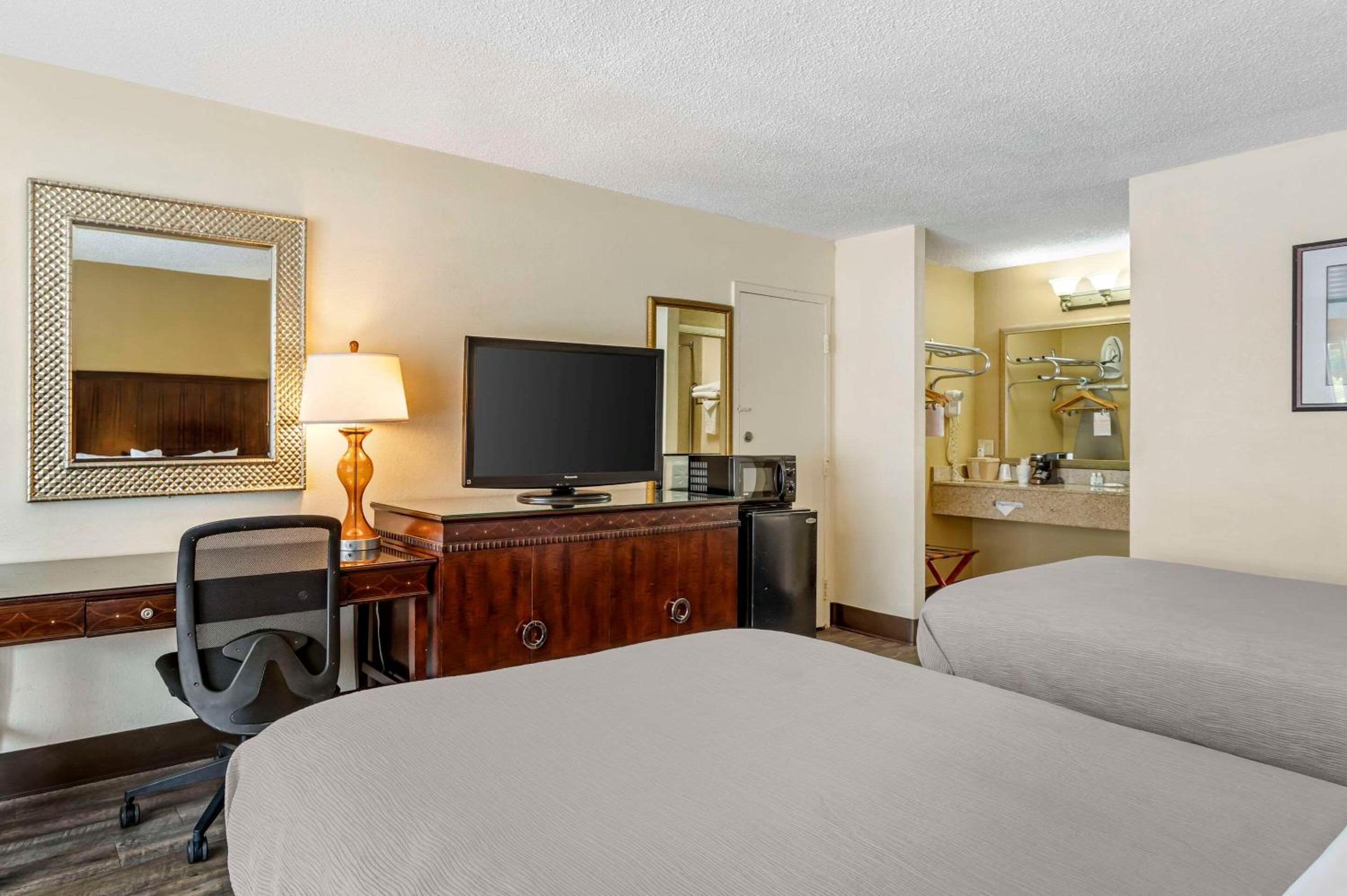 Double Room with Two Double Beds - Non-Smoking - Photo 3