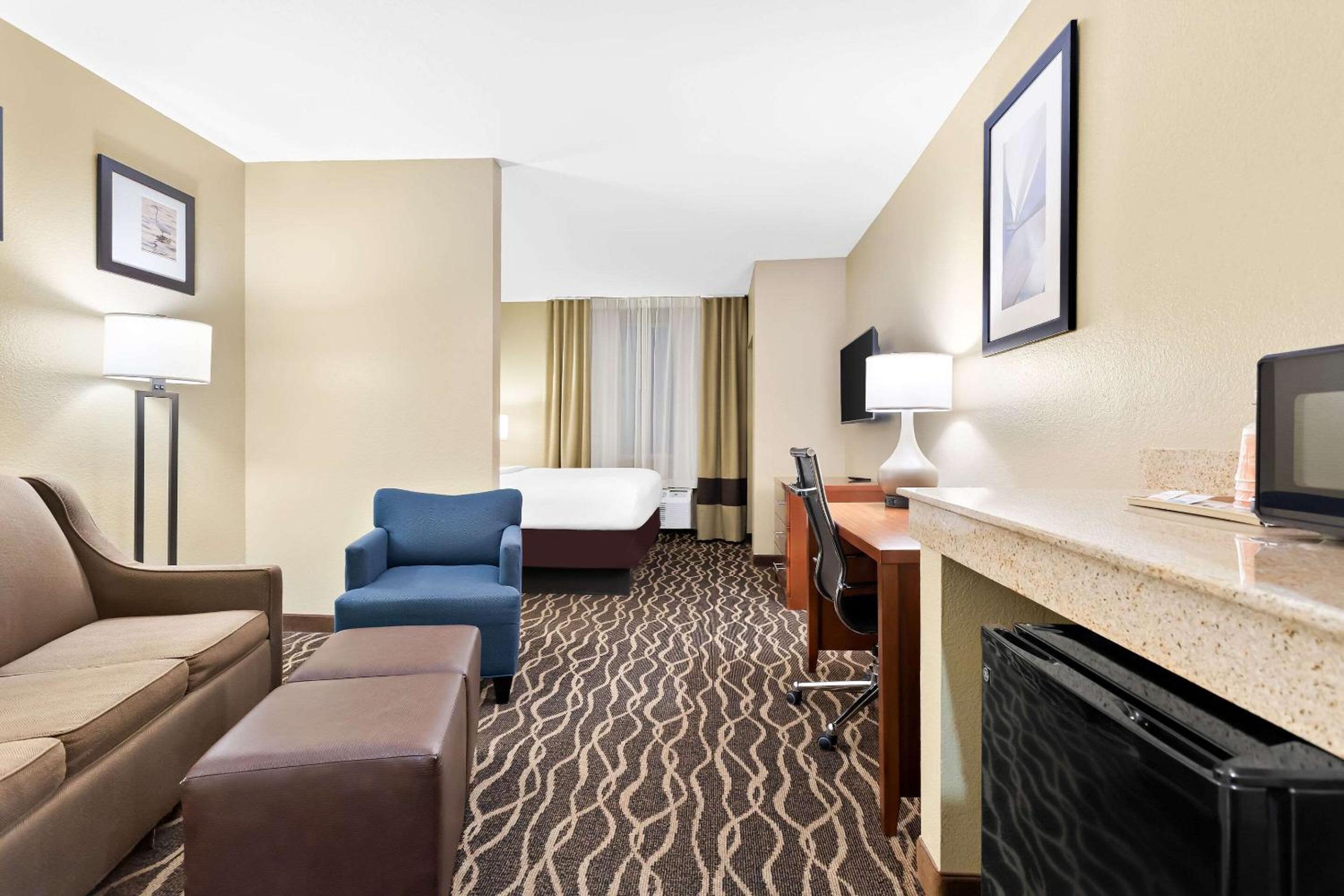 King Suite - Non-Smoking - Photo 2