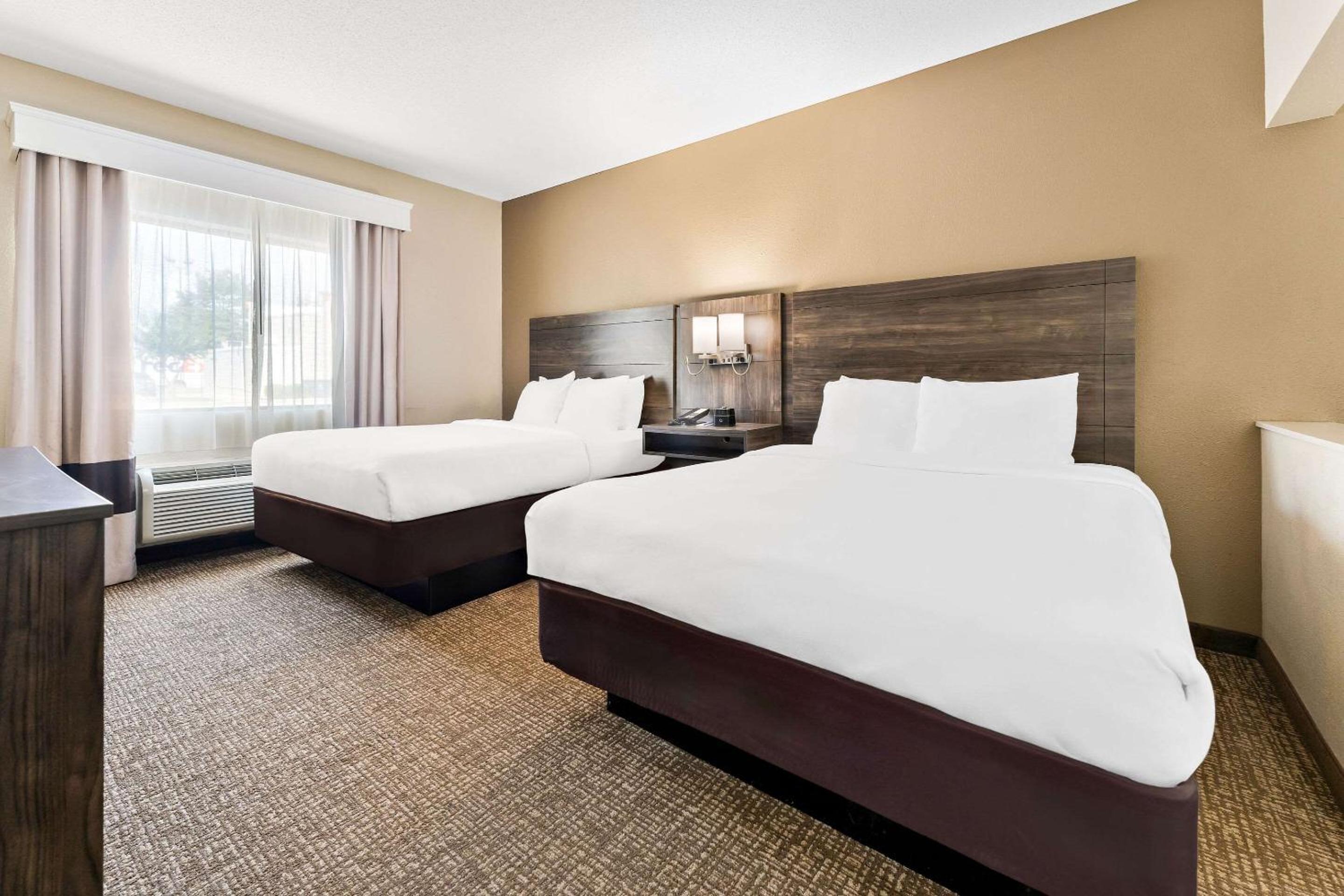 Queen Suite with Two Queen Beds - Photo 2