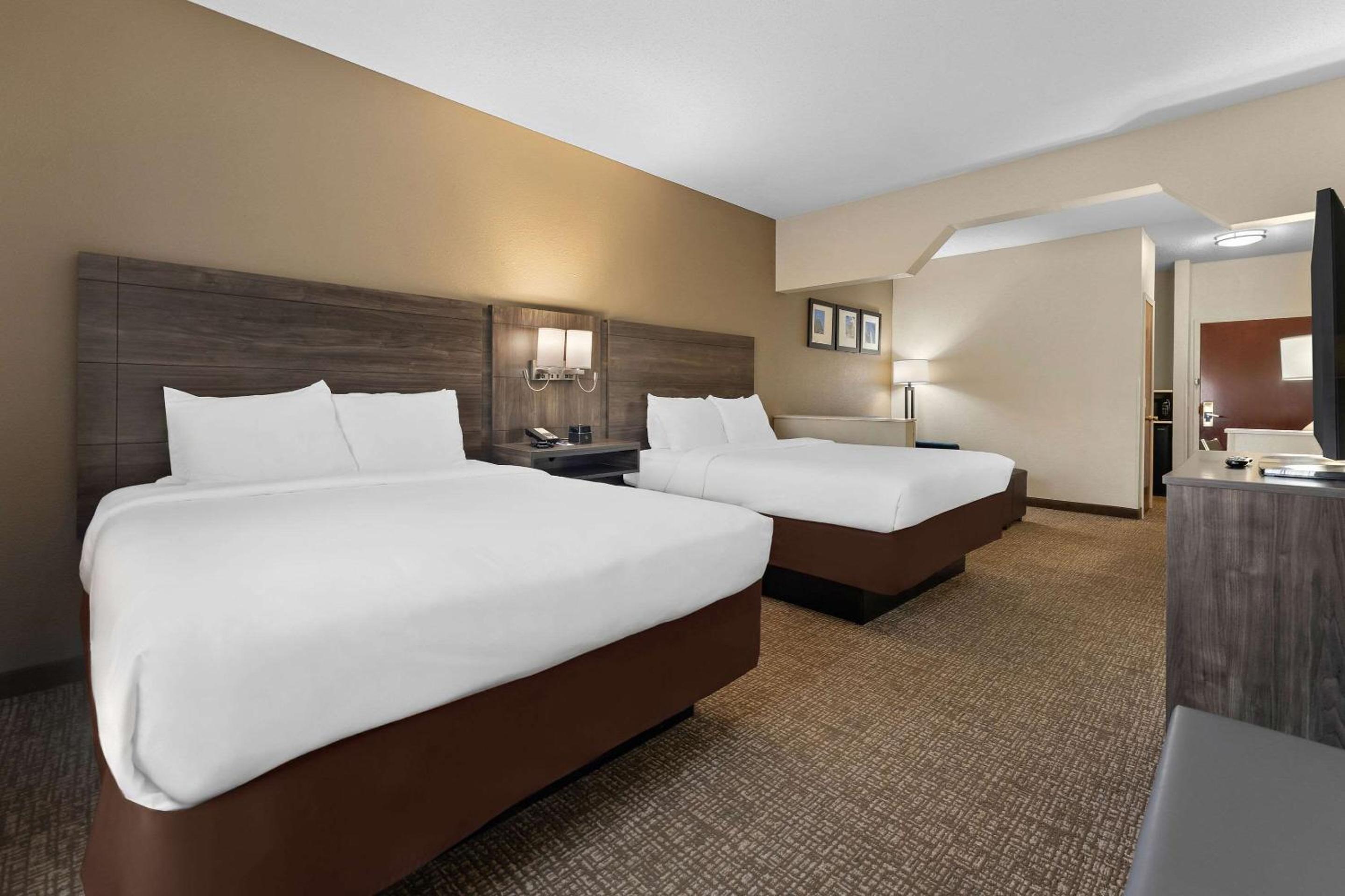 Queen Suite with Two Queen Beds - Photo 9