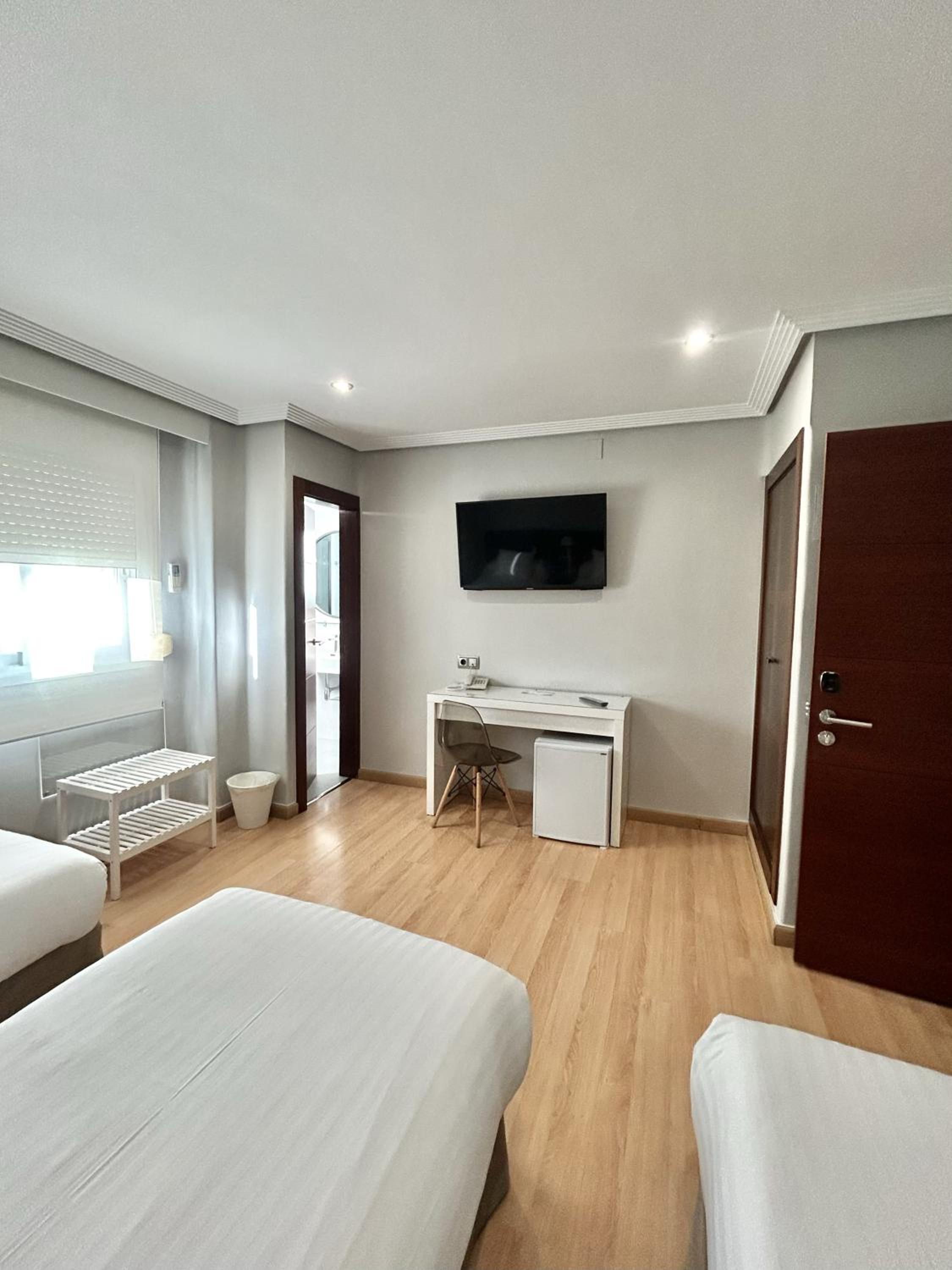 Triple Room - Photo 9