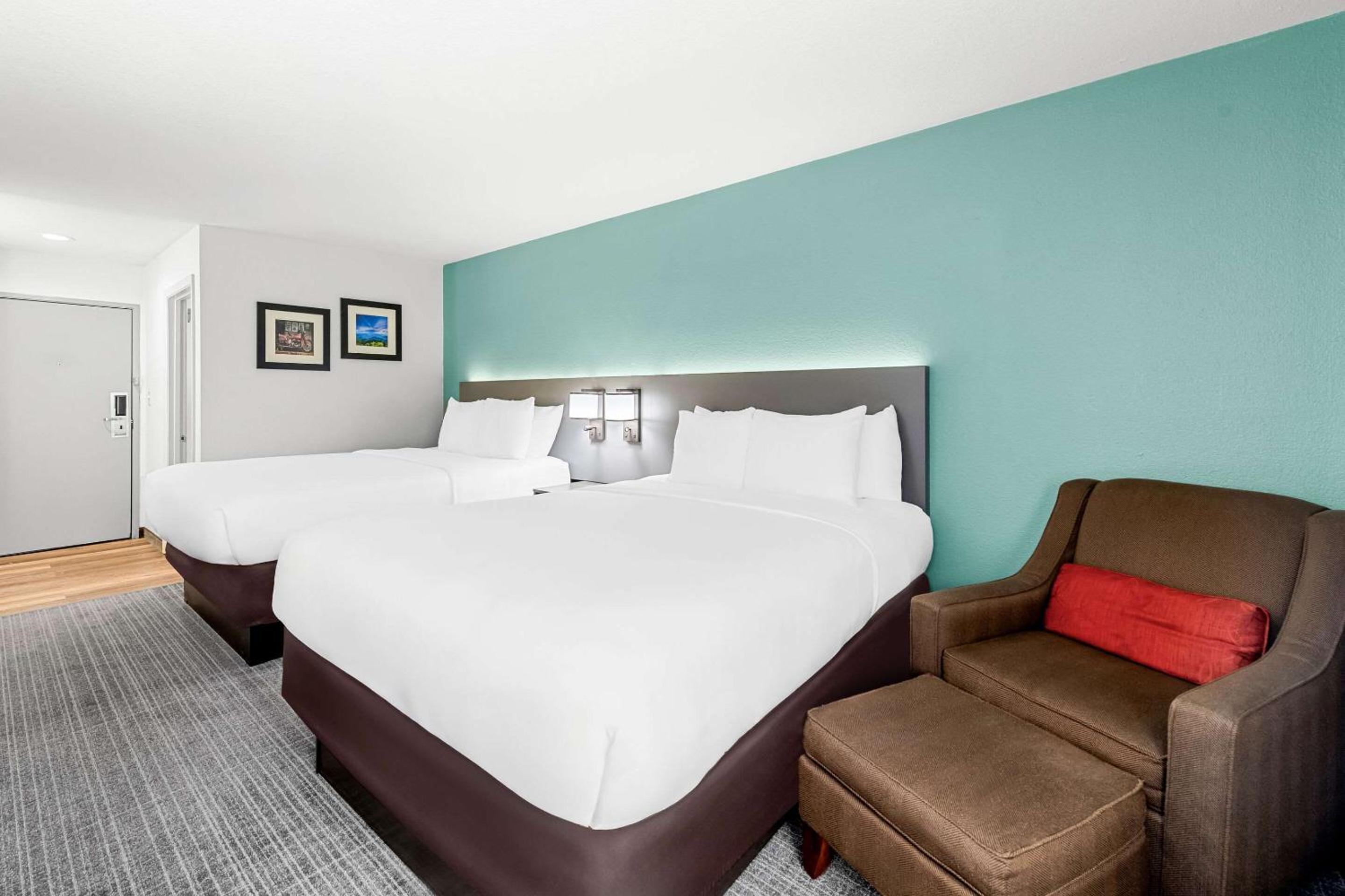Queen Room with Two Queen Beds - Non-Smoking - Photo 1