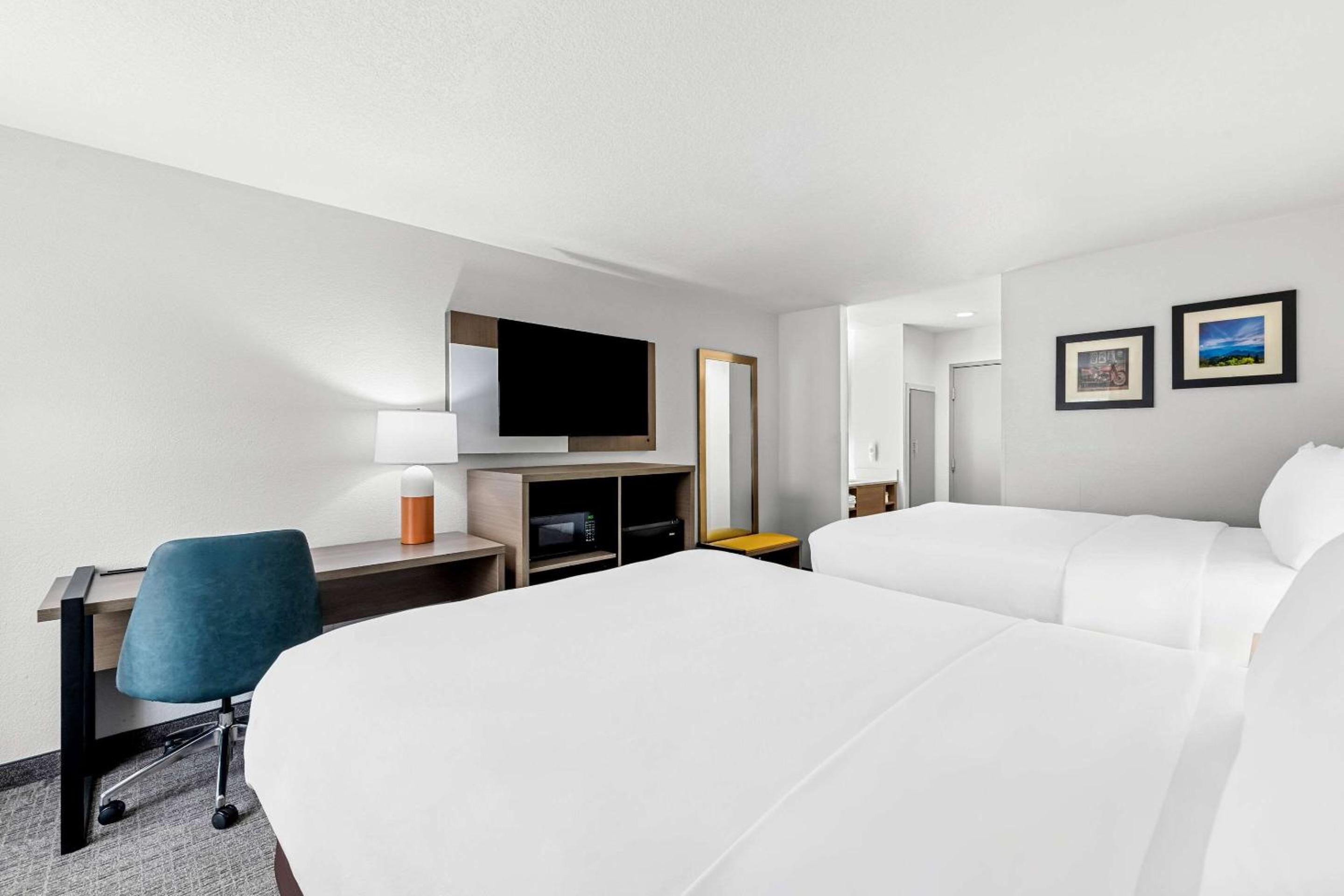 Queen Room with Two Queen Beds - Non-Smoking - Photo 5