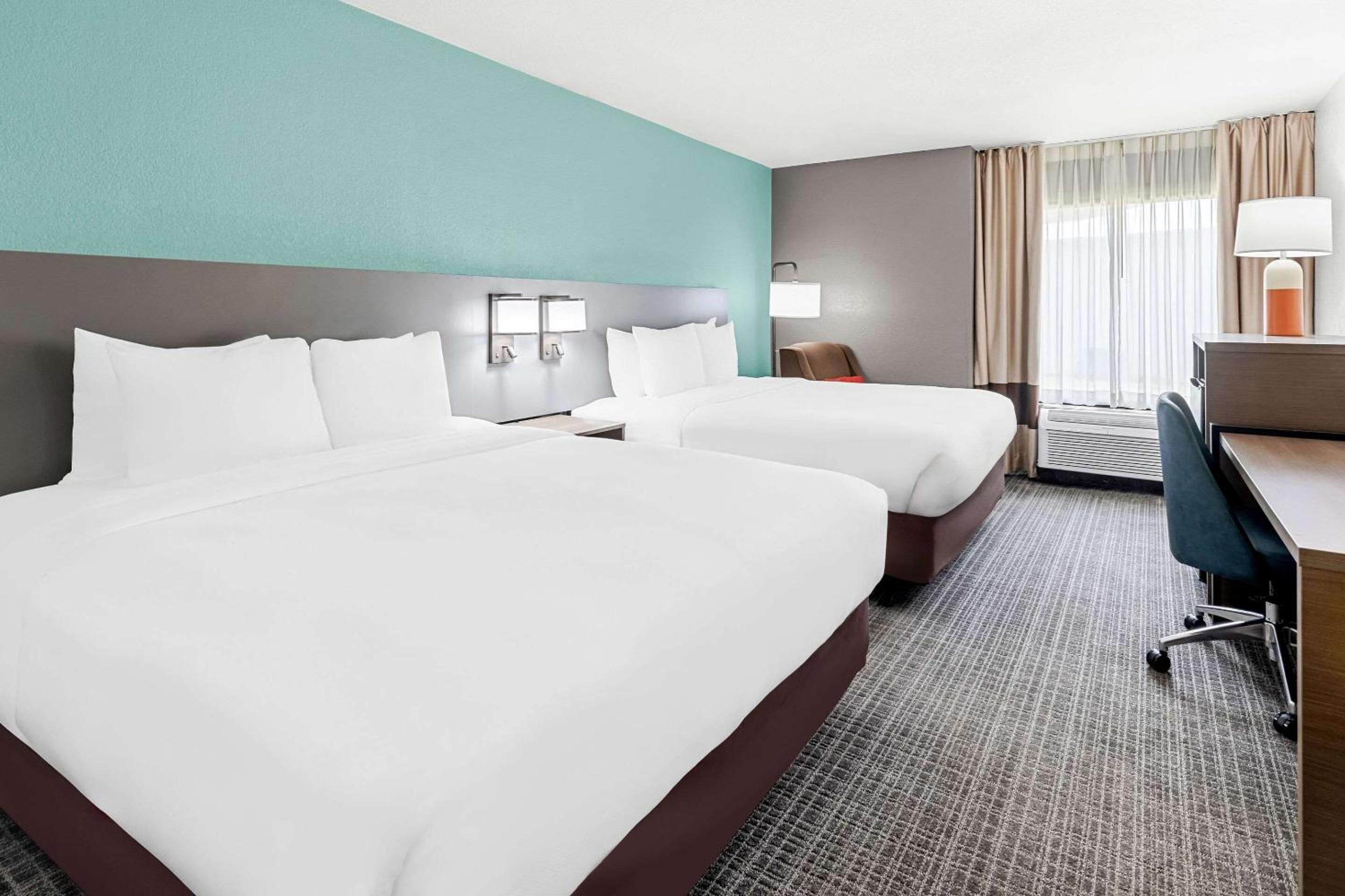 Queen Room with Two Queen Beds - Non-Smoking - Photo 4