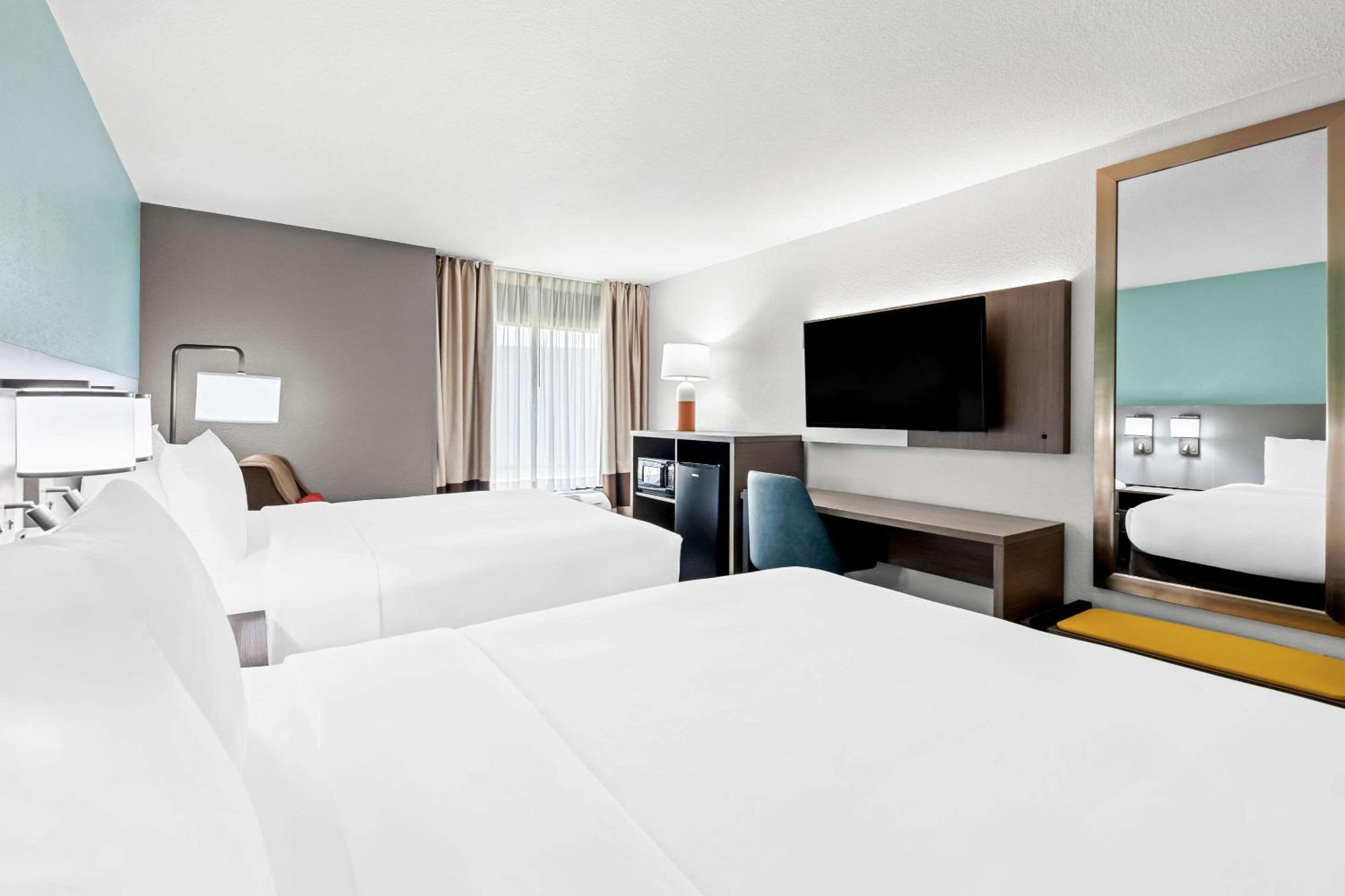 Queen Room with Two Queen Beds - Accessible/Non-Smoking  - Photo 2