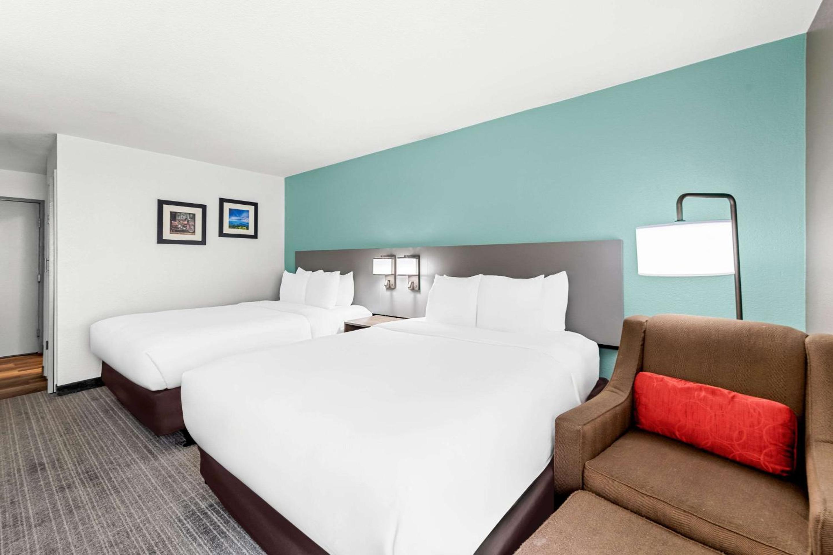 Queen Room with Two Queen Beds - Non-Smoking - Photo 3