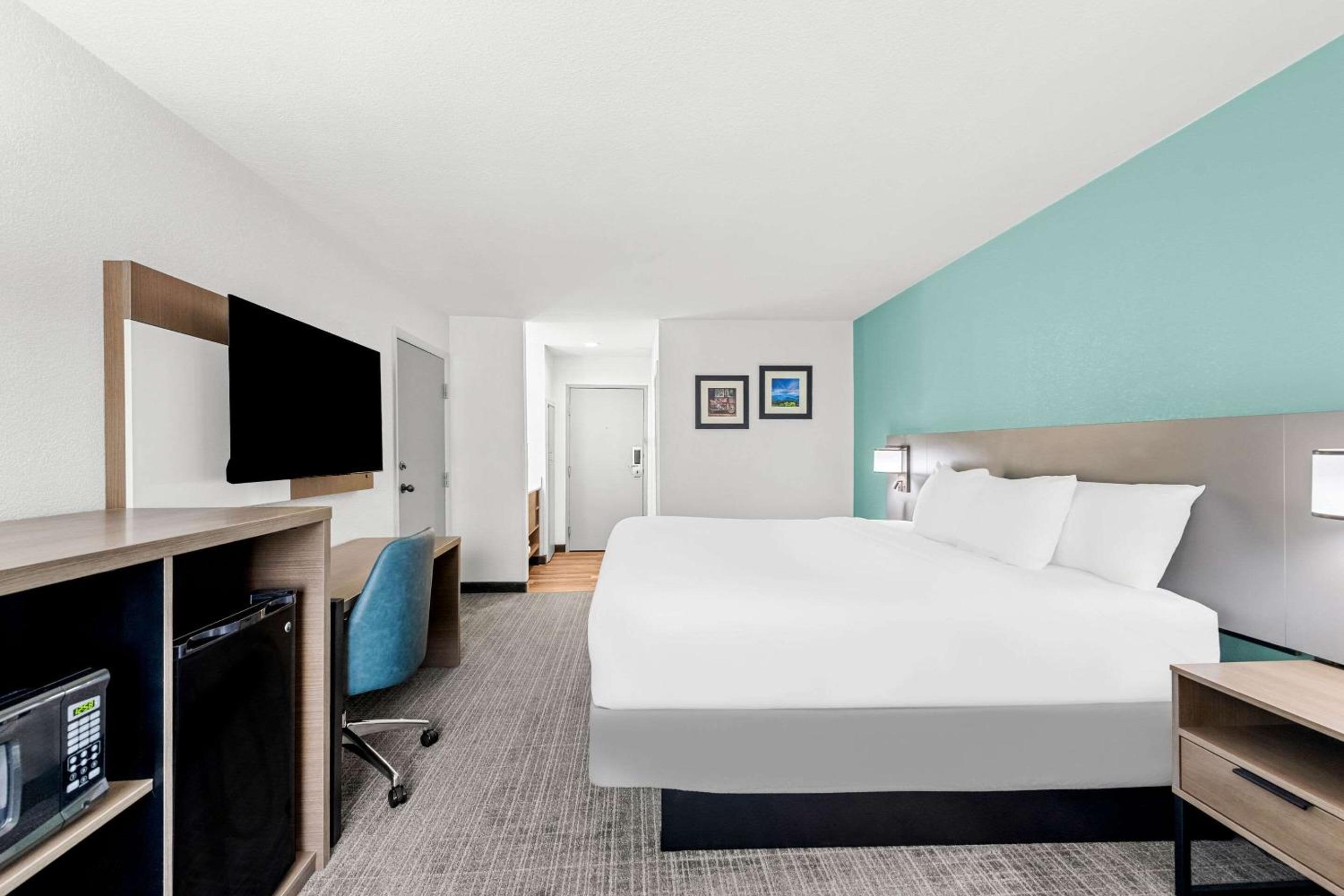 King Room - Non-Smoking - Photo 3