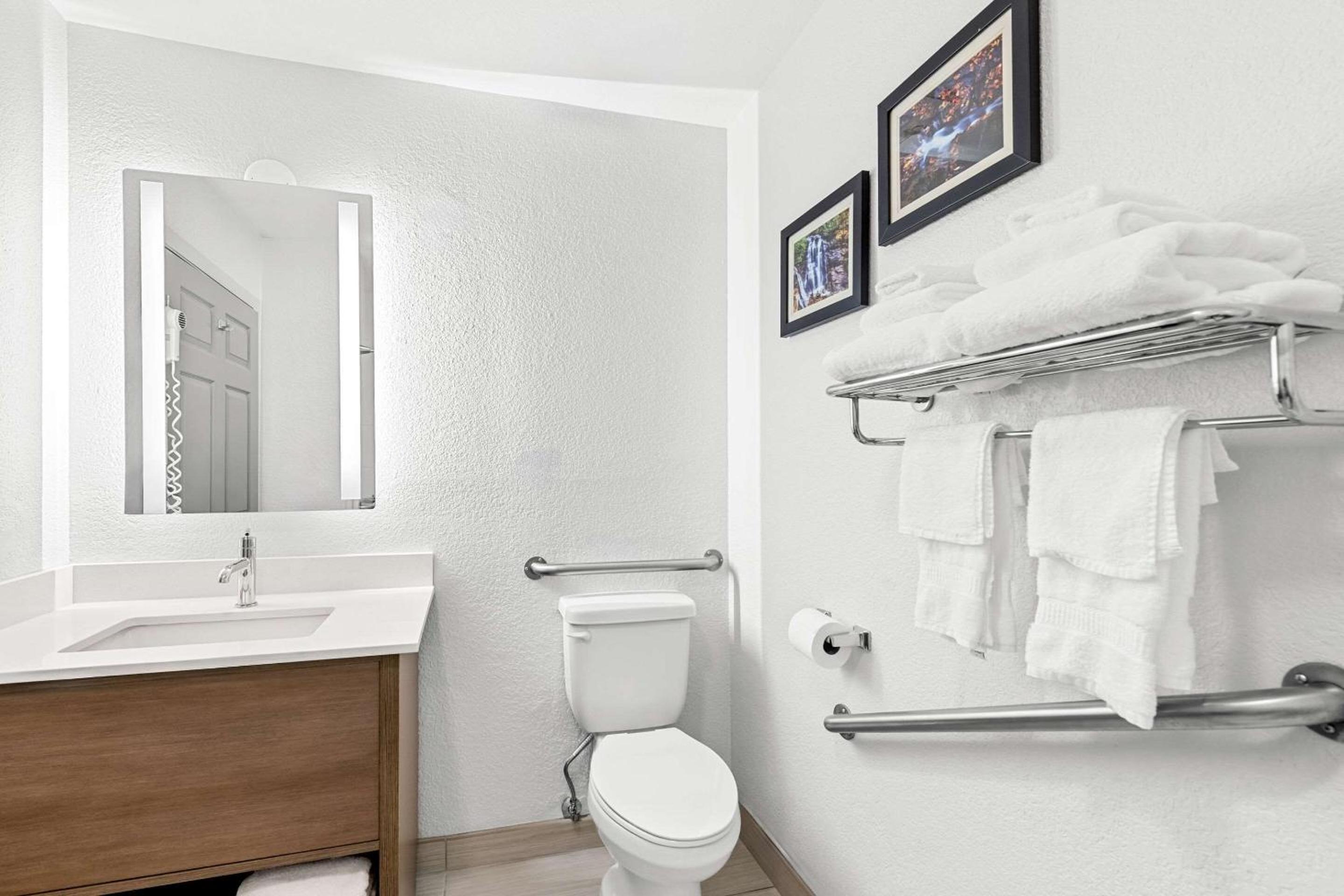 King Room - Accessible/Non-Smoking - Photo 2