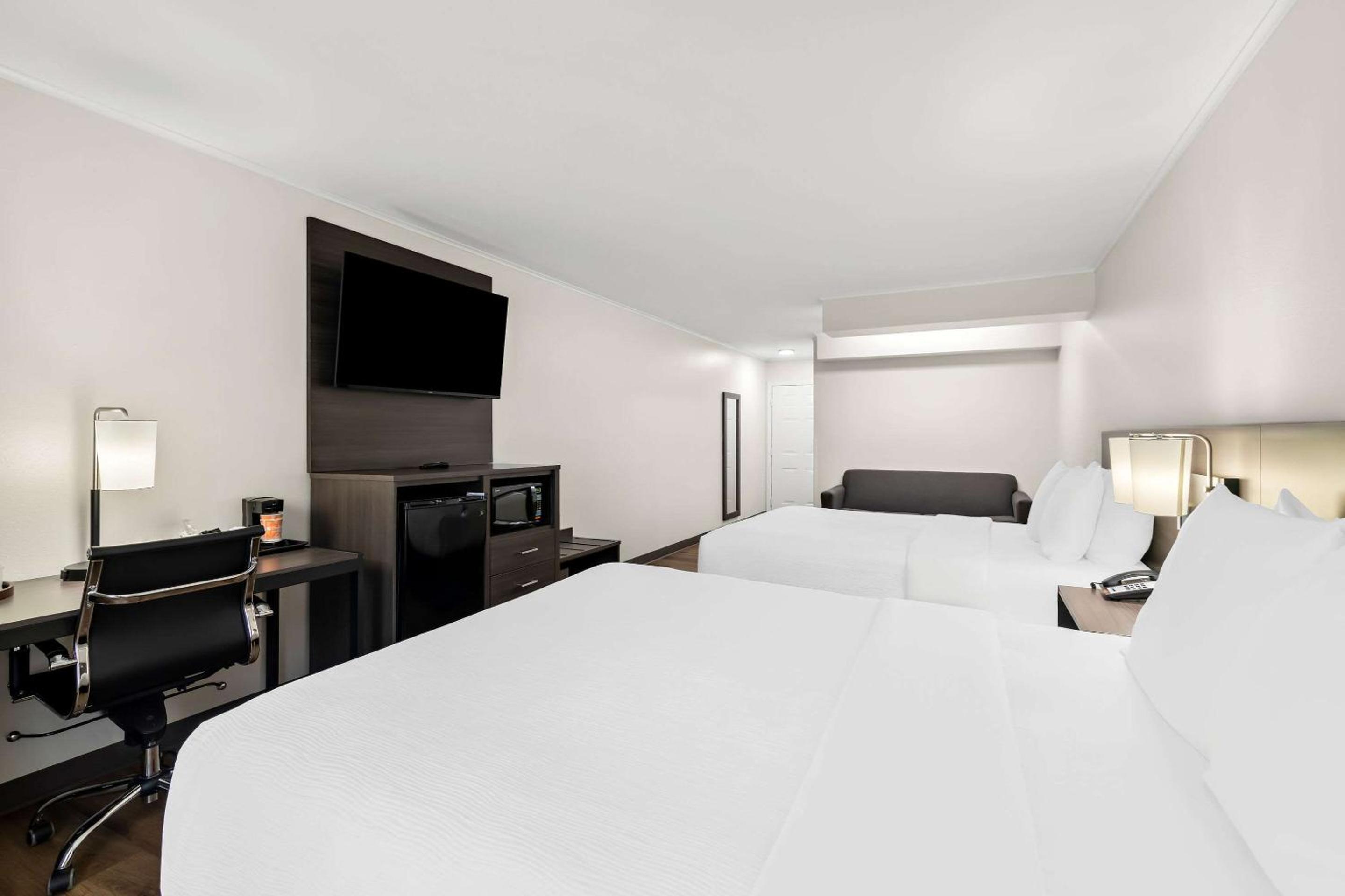 Queen Suite with Two Queen Beds - Non-Smoking - Photo 3