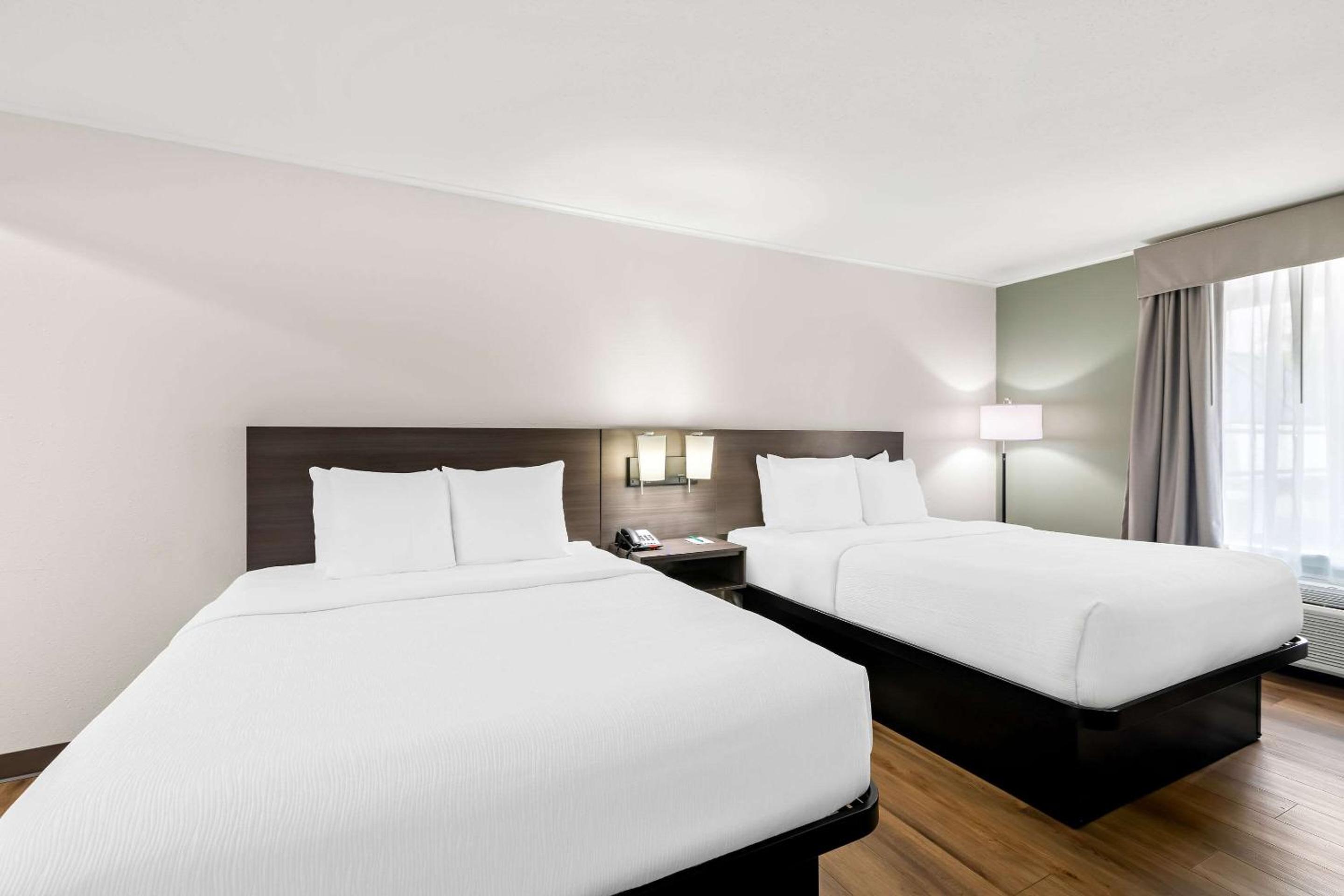 Queen Suite with Two Queen Beds - Non-Smoking - Photo 4