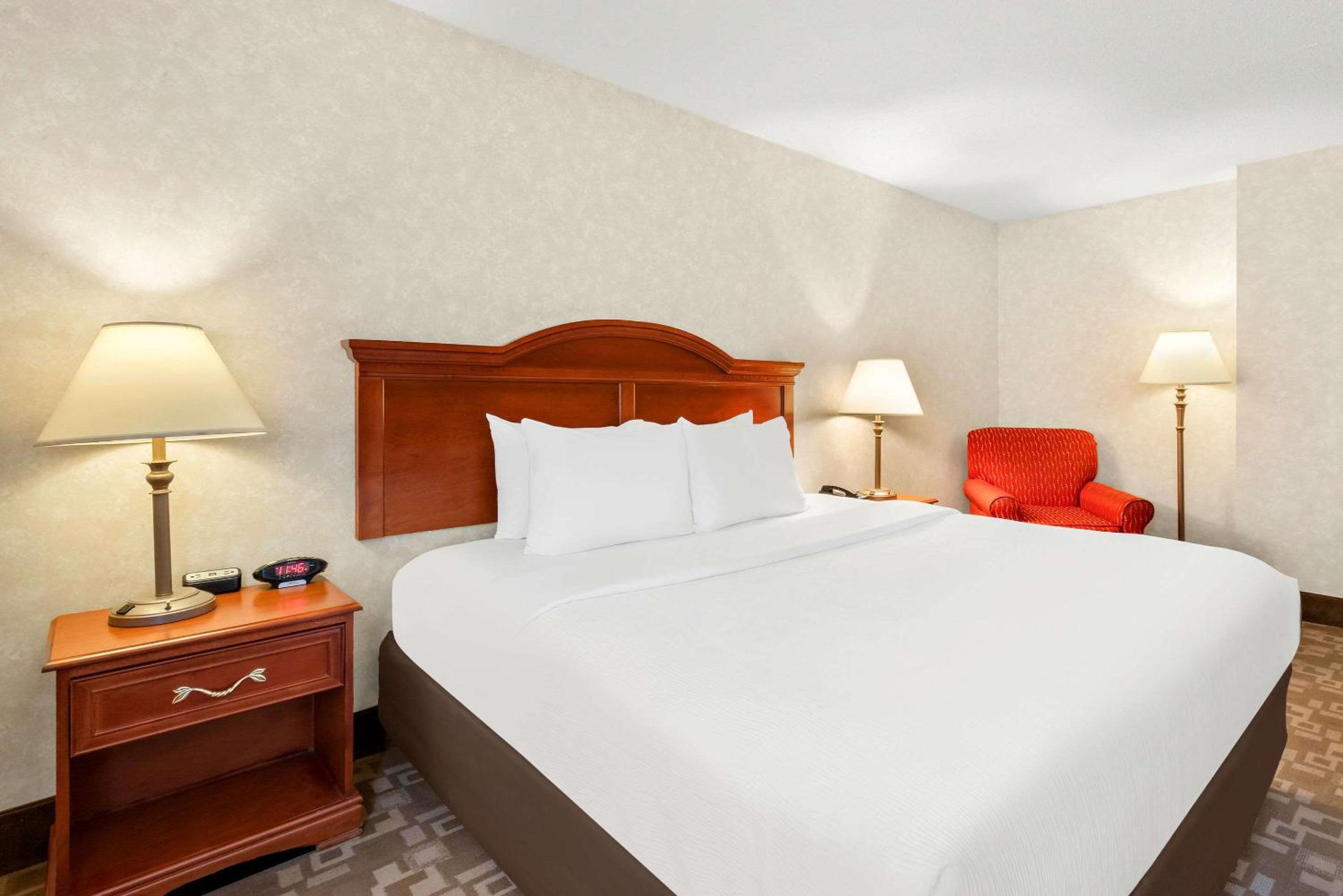 Standard King Room - Non-Smoking  - Photo 4