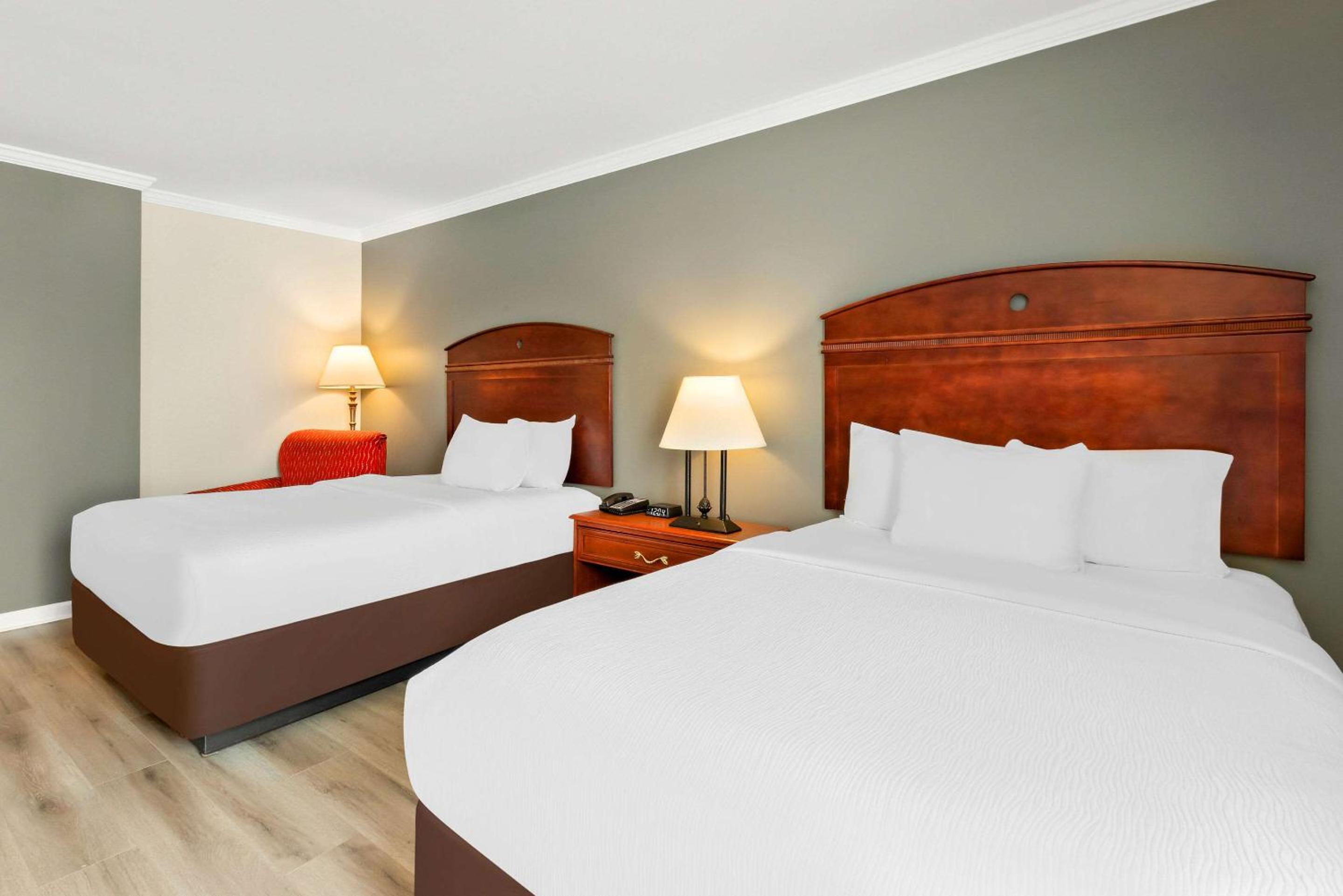 Double Room with Two Double Beds - Non-Smoking - Photo 2