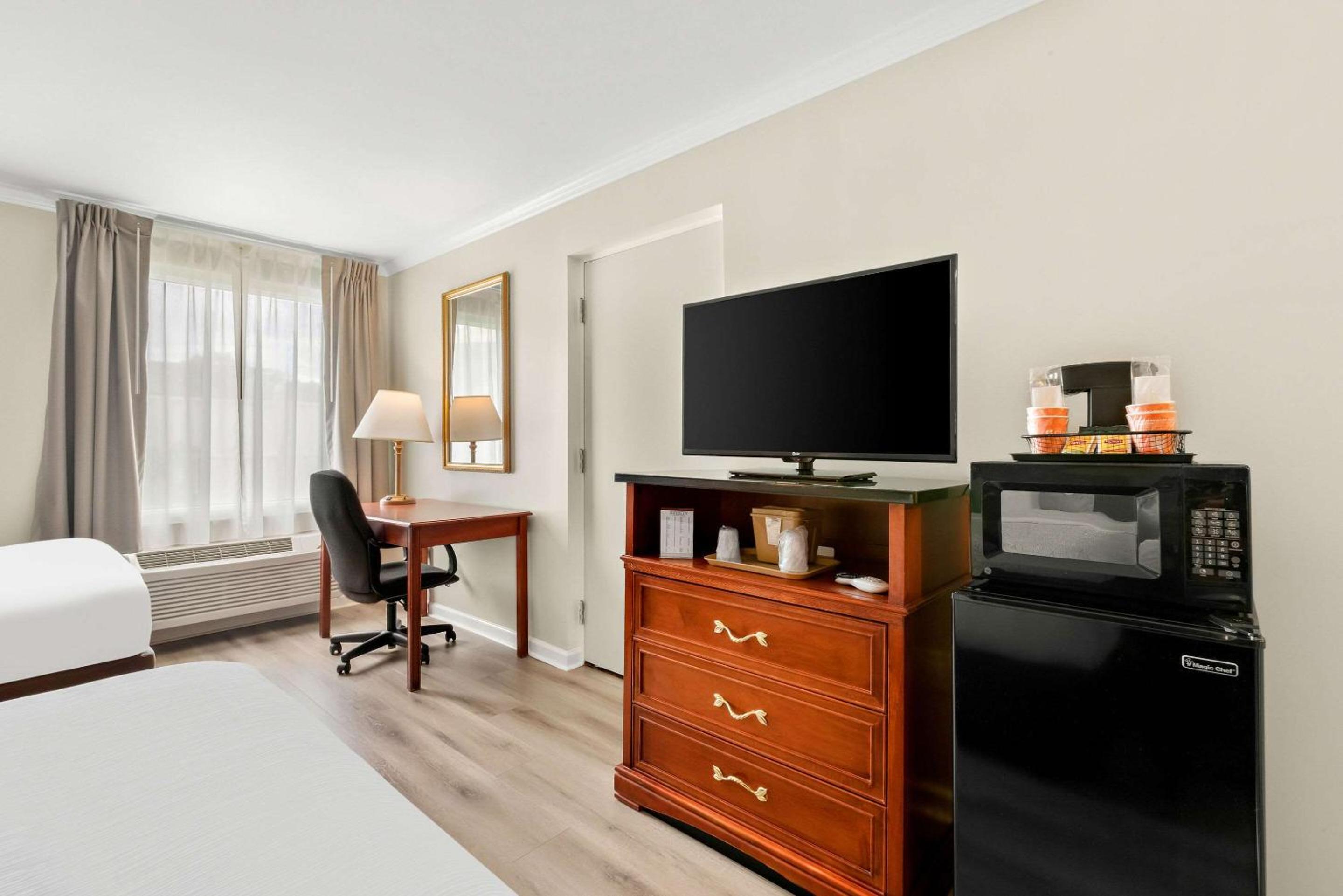 Double Room with Two Double Beds - Non-Smoking - Photo 3