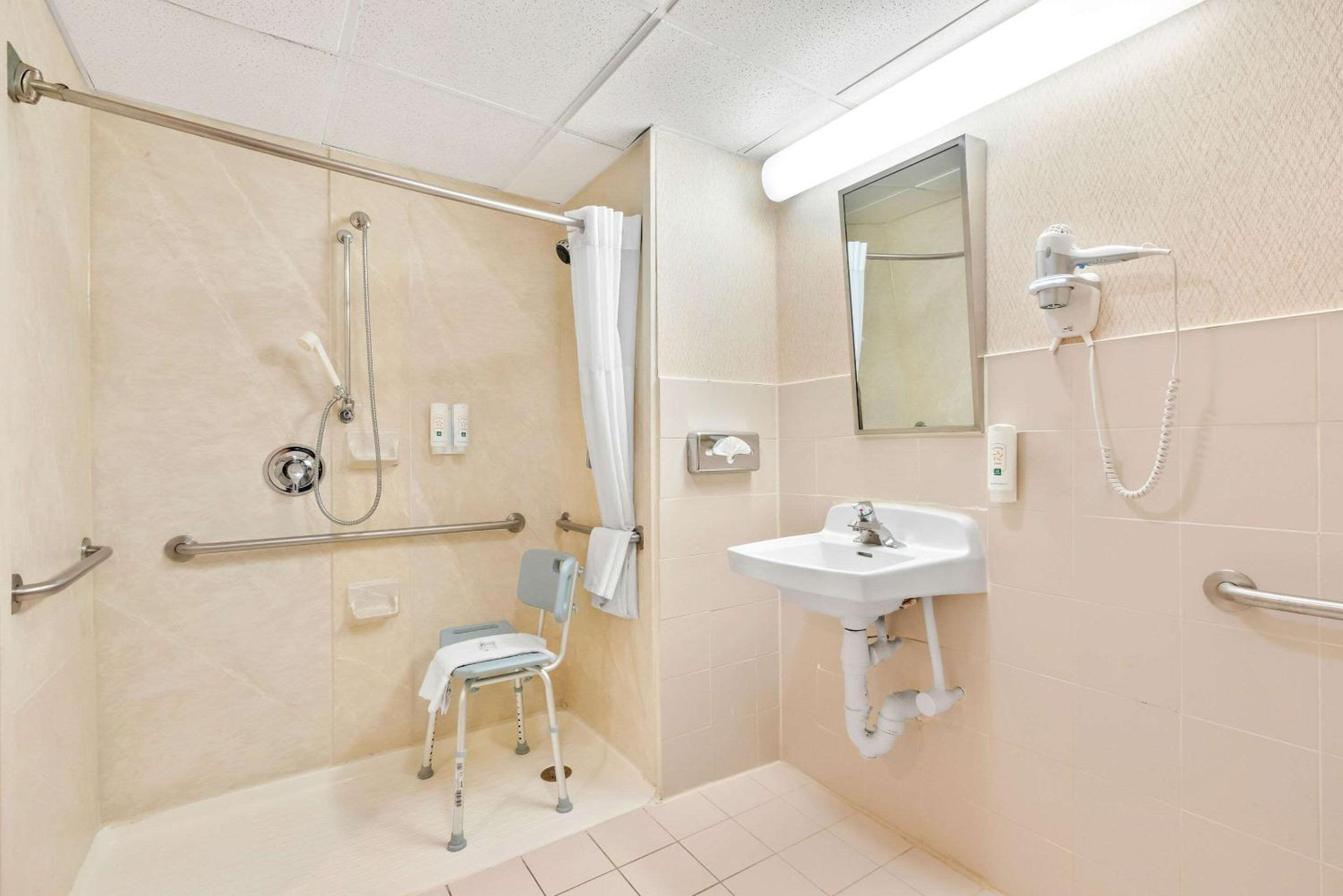 King Room - Accessible/Non Smoking - Photo 4