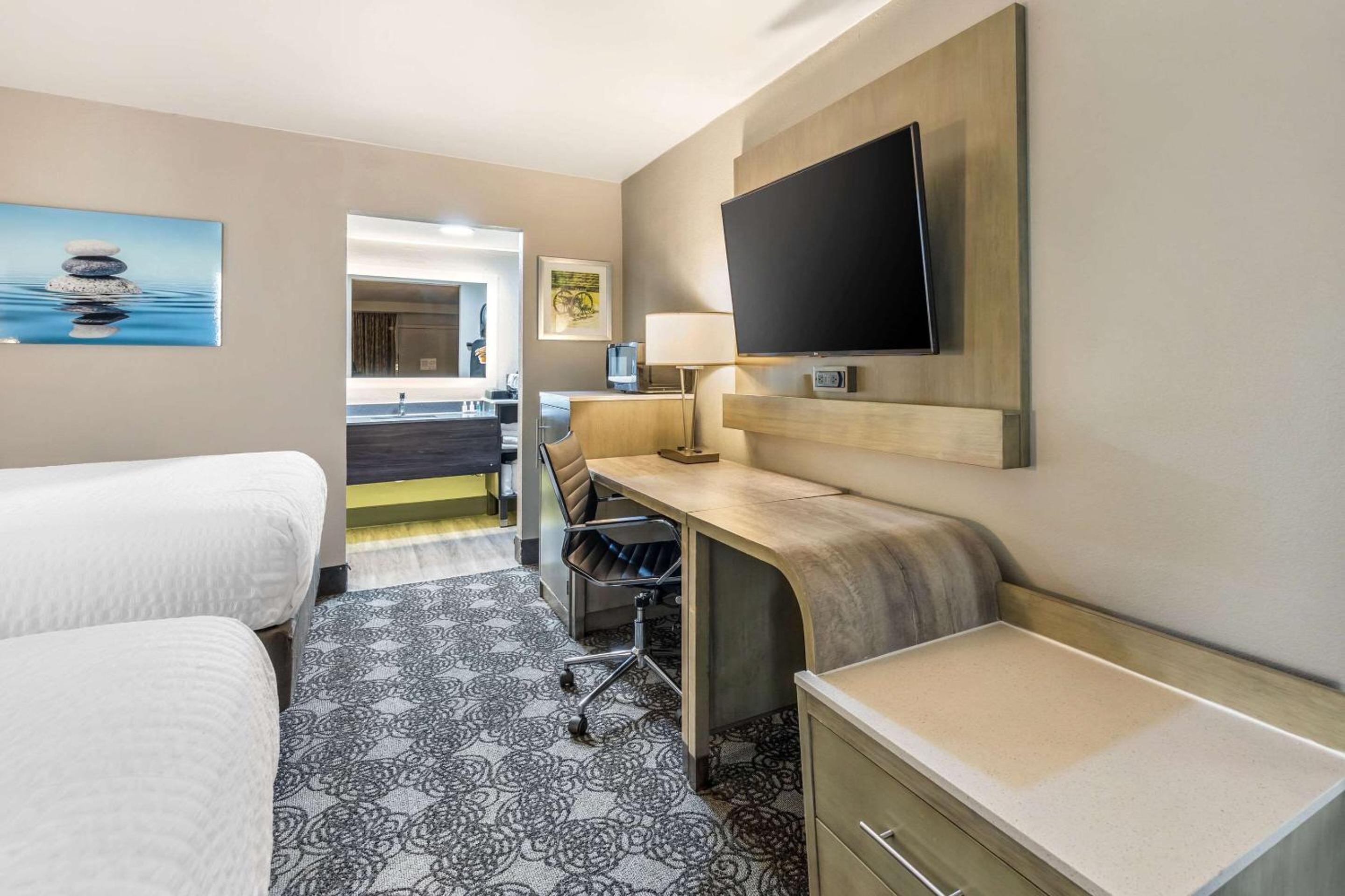 Deluxe Queen Room with Two Queen Beds - Photo 2