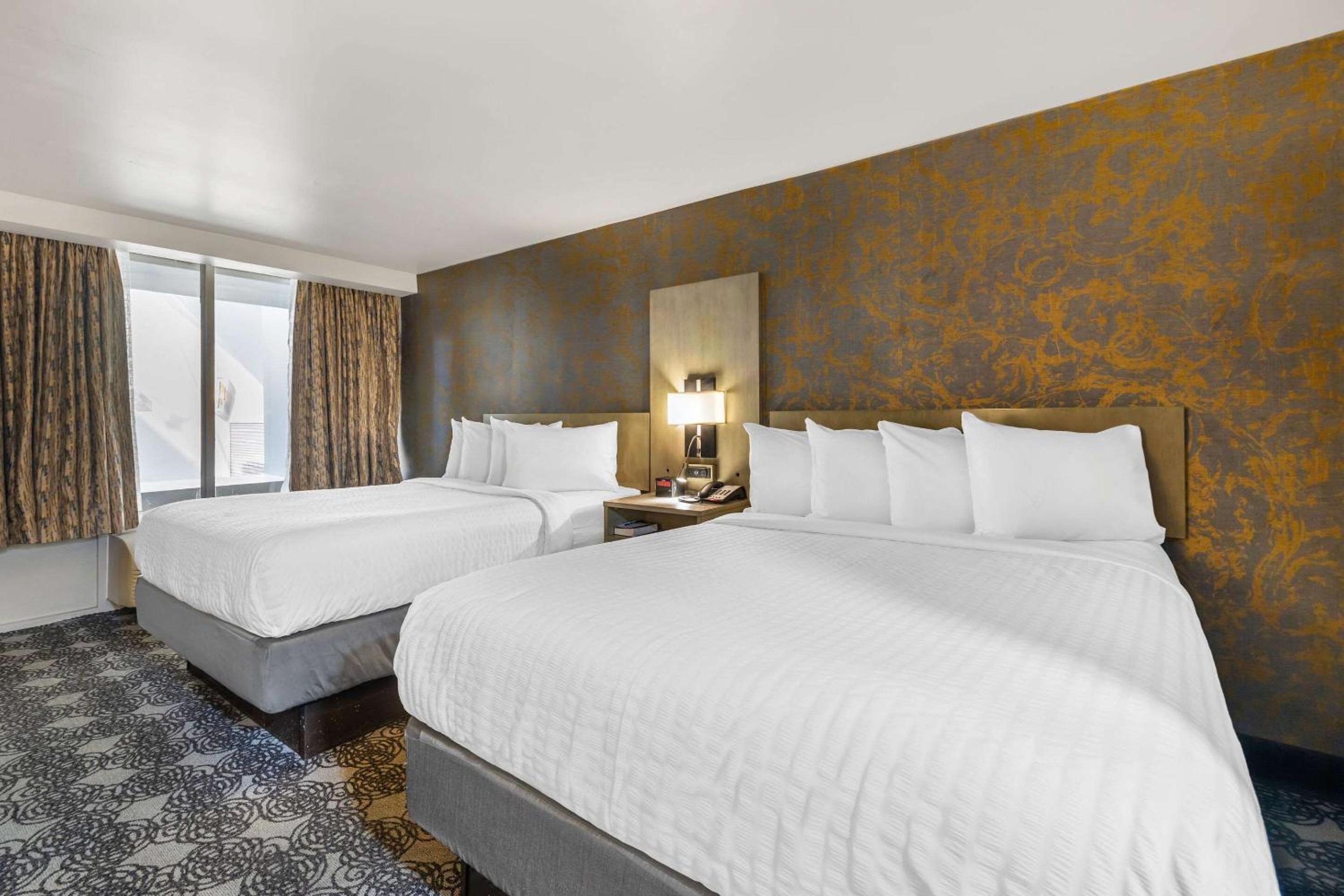 Deluxe Queen Room with Two Queen Beds - Photo 3