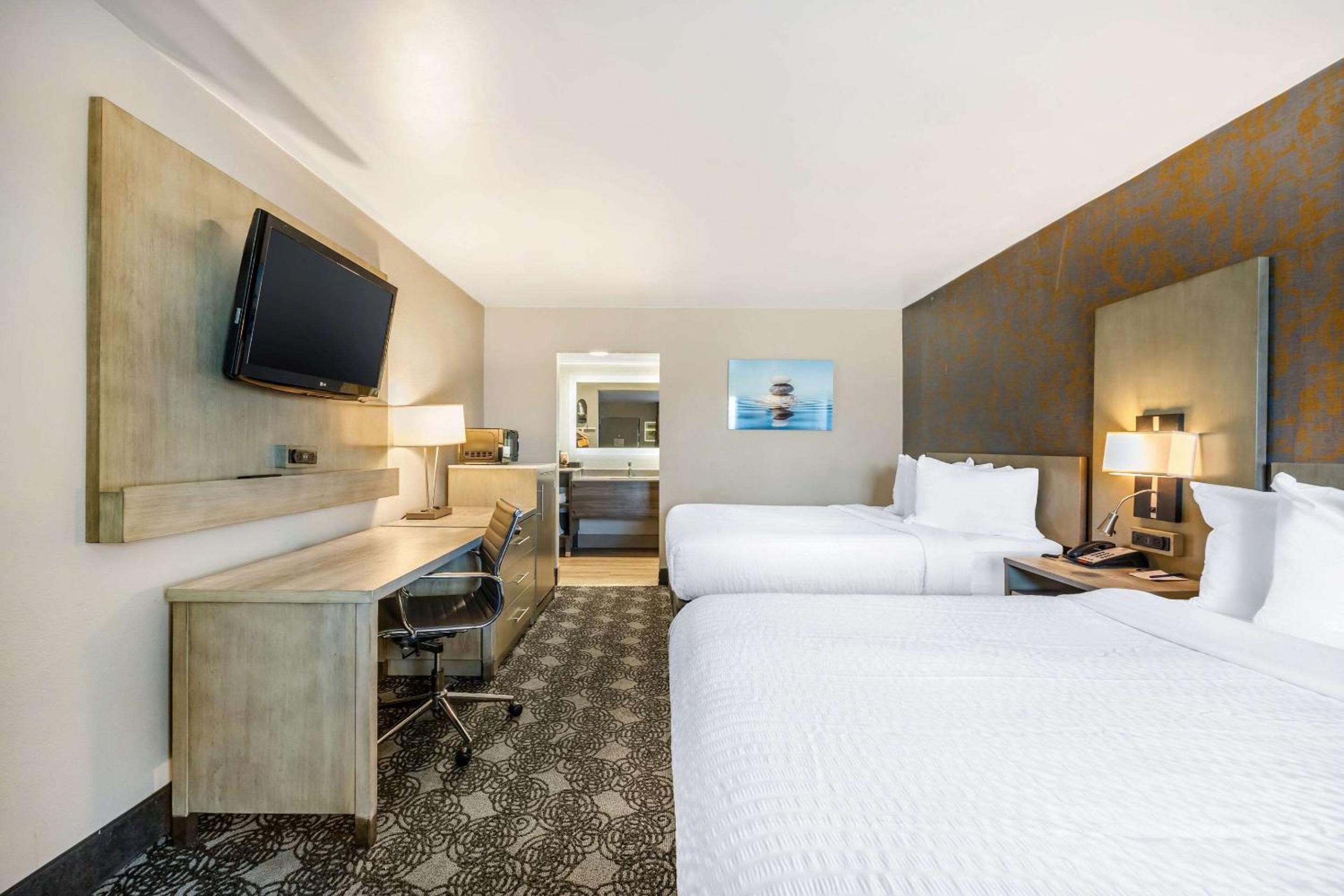Queen Room with Two Queen Beds - Non Smoking/Exterior Corridor - Photo 2