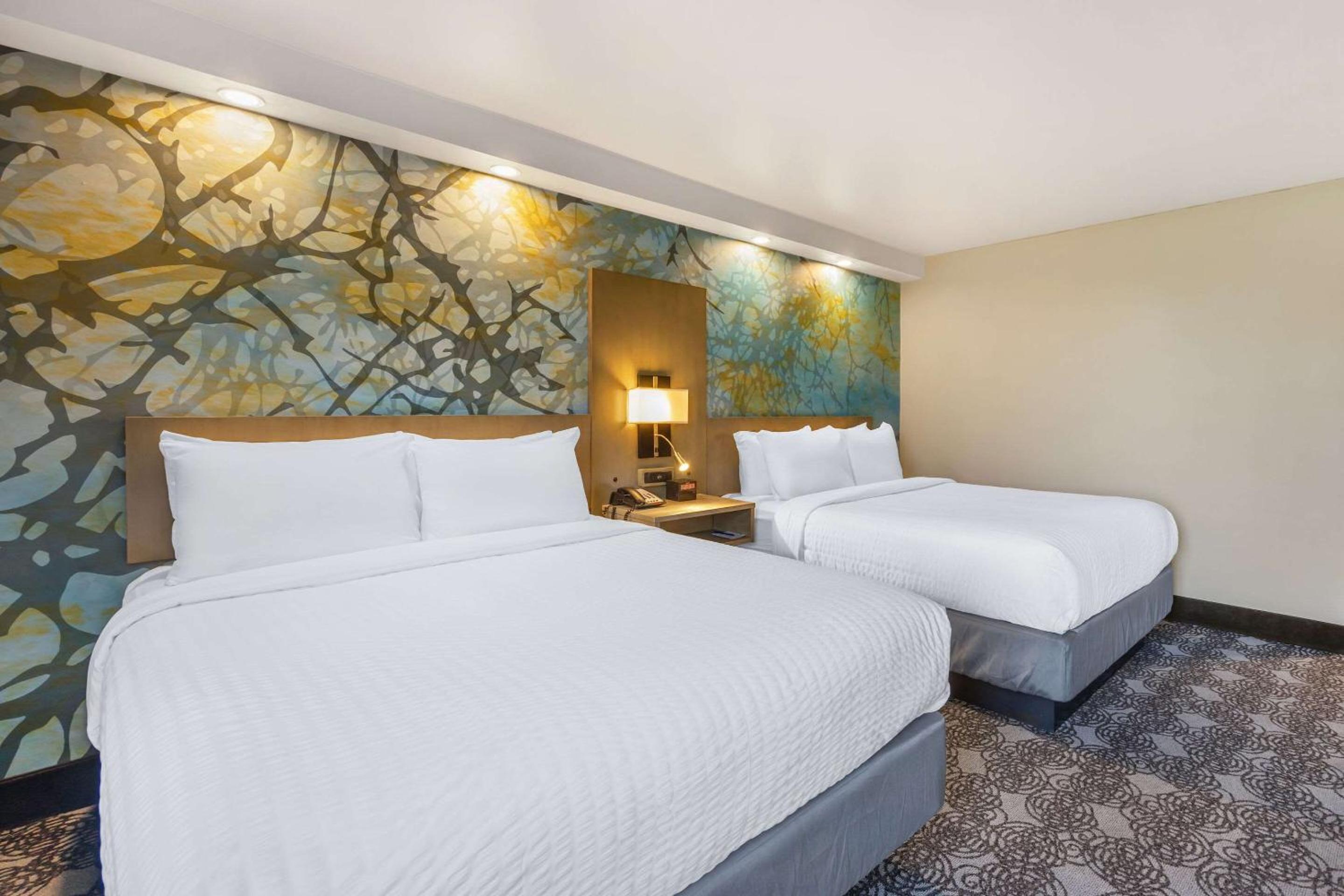 Superior Queen Room with Two Queen Beds - Photo 4