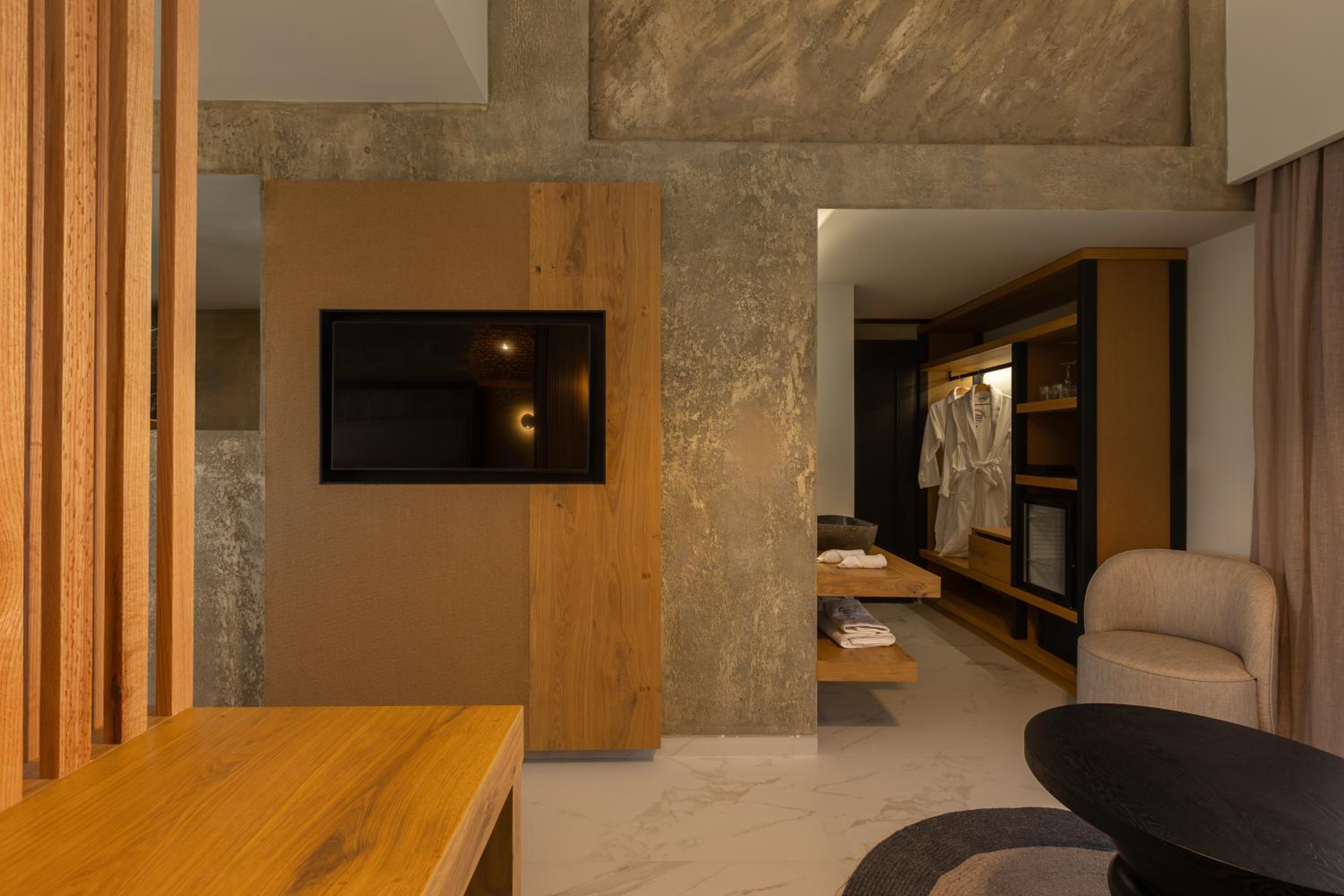 Premium Junior Suite with Indoor Jetted Tub - Photo 4