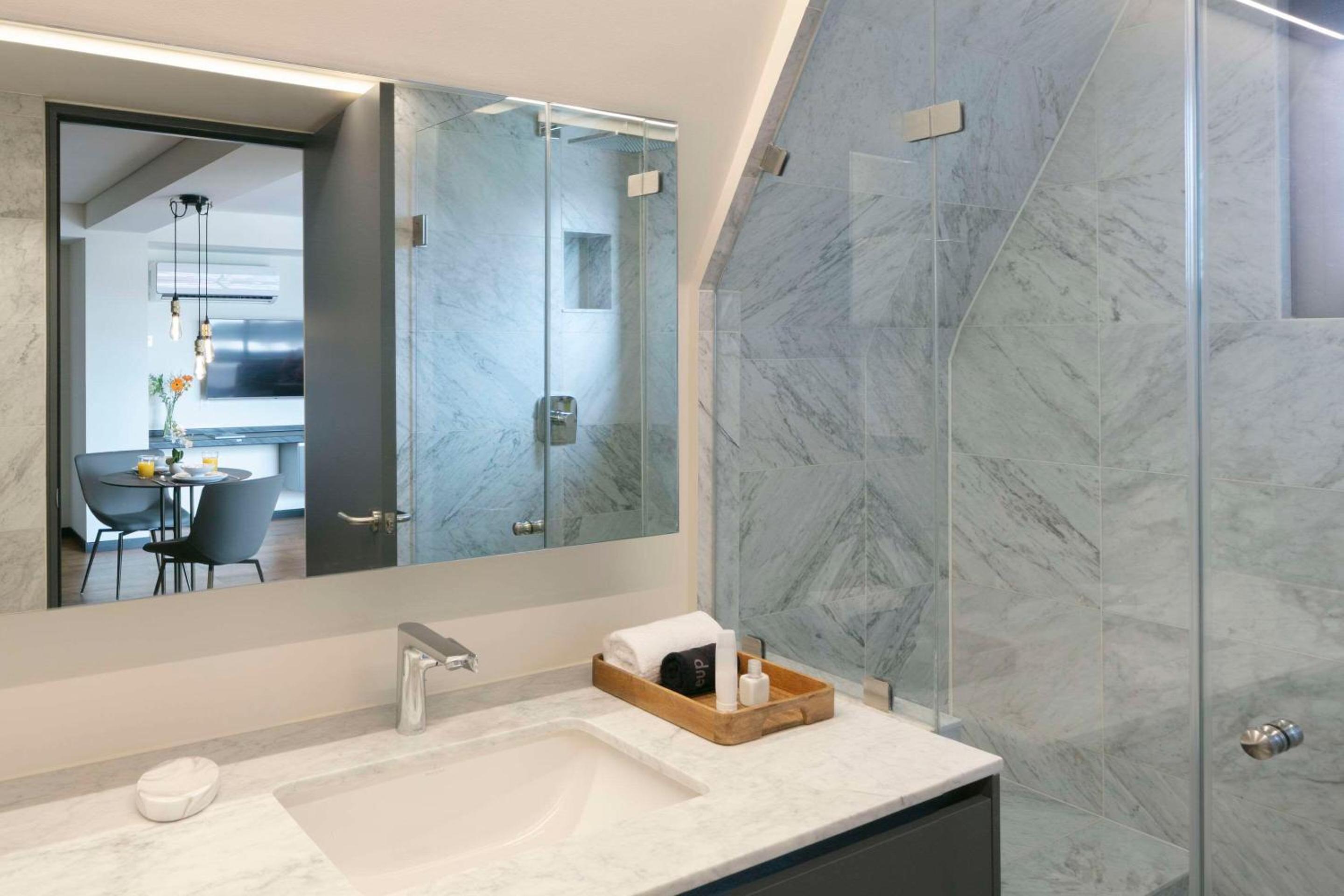 Suite with Balcony - Photo 5