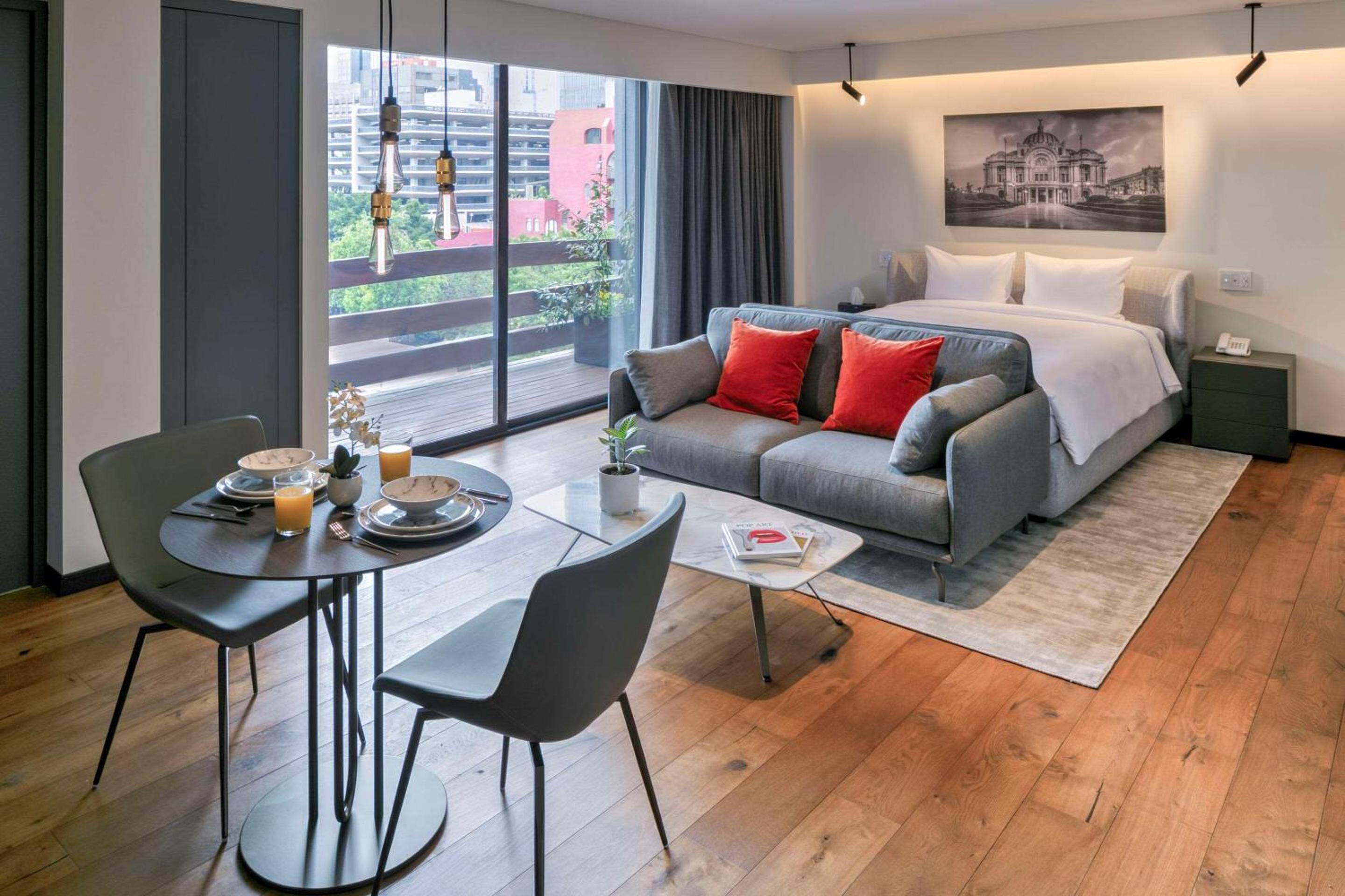 Suite with Balcony - Photo 4