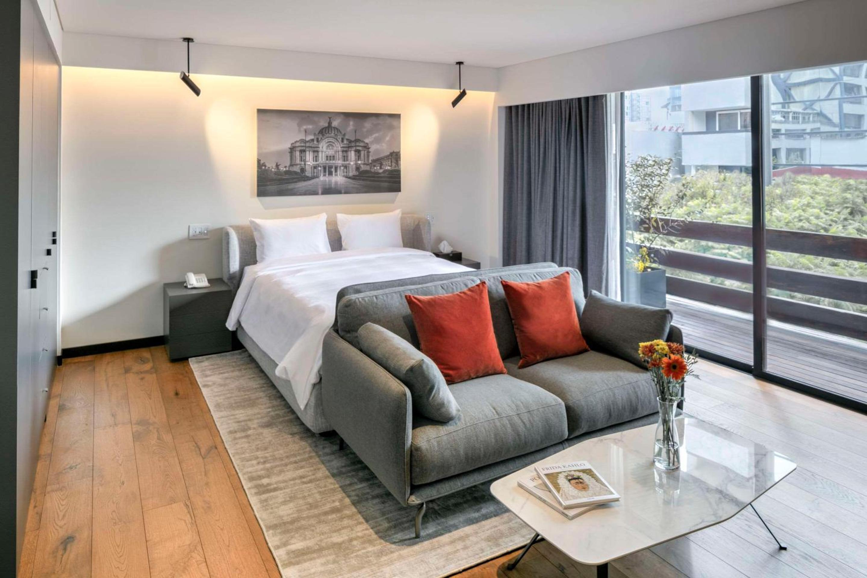 Suite with Balcony - Photo 3
