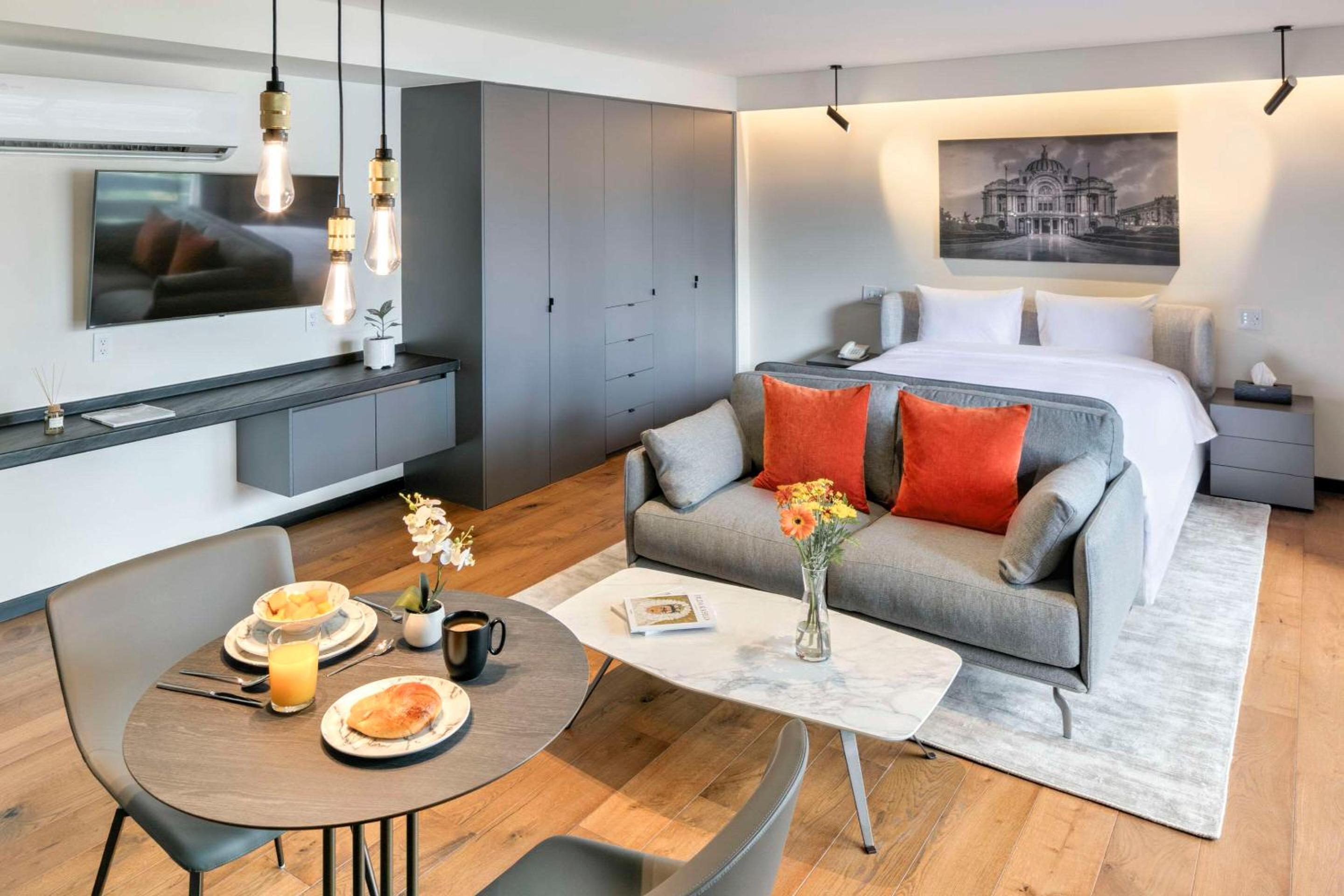 Suite with Balcony - Photo 2