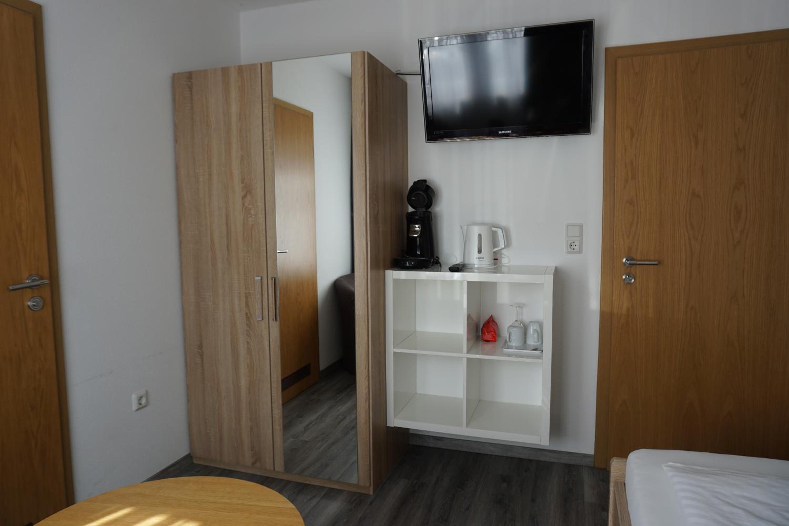 Single Room with Bathroom photo 2