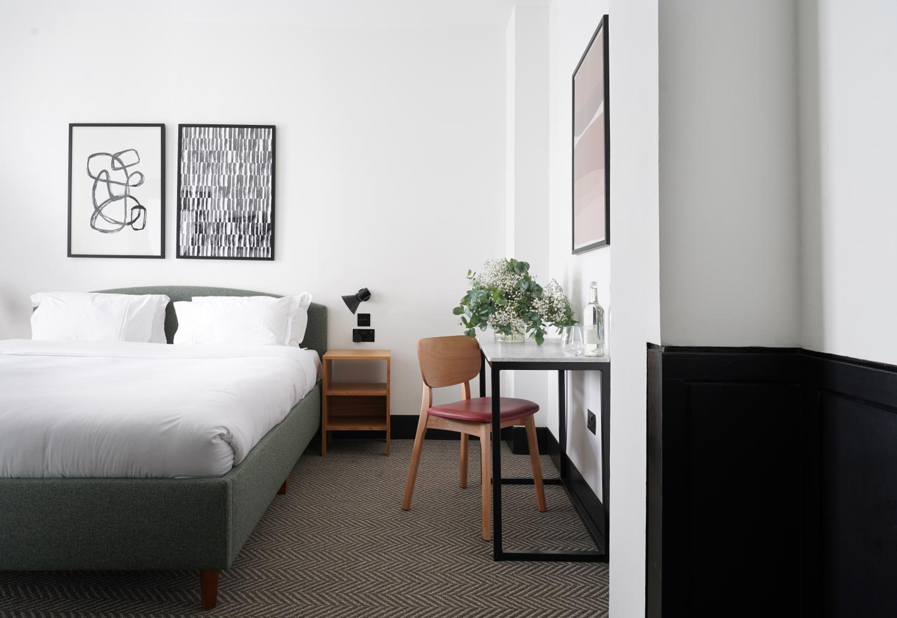 Medium Room photo 1