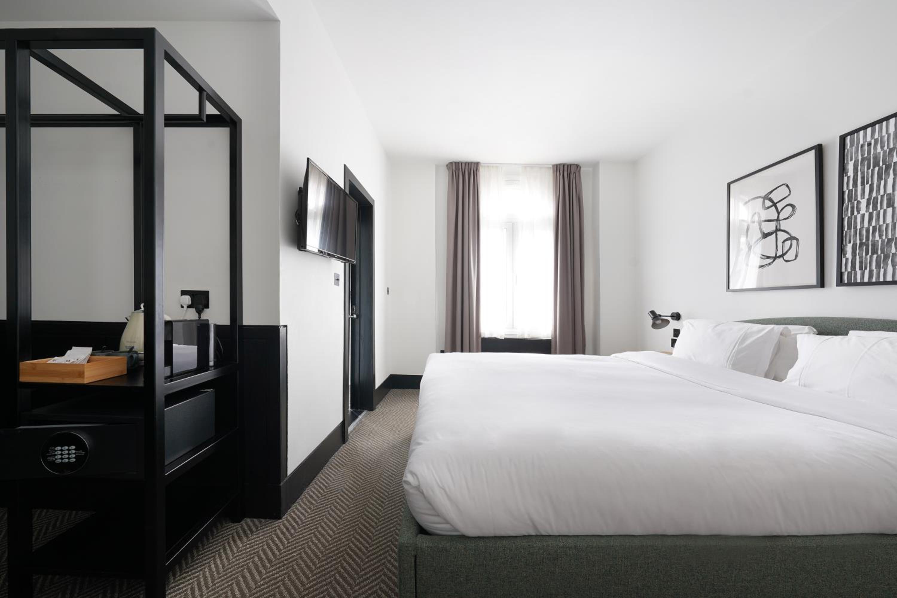 Medium Room photo 3