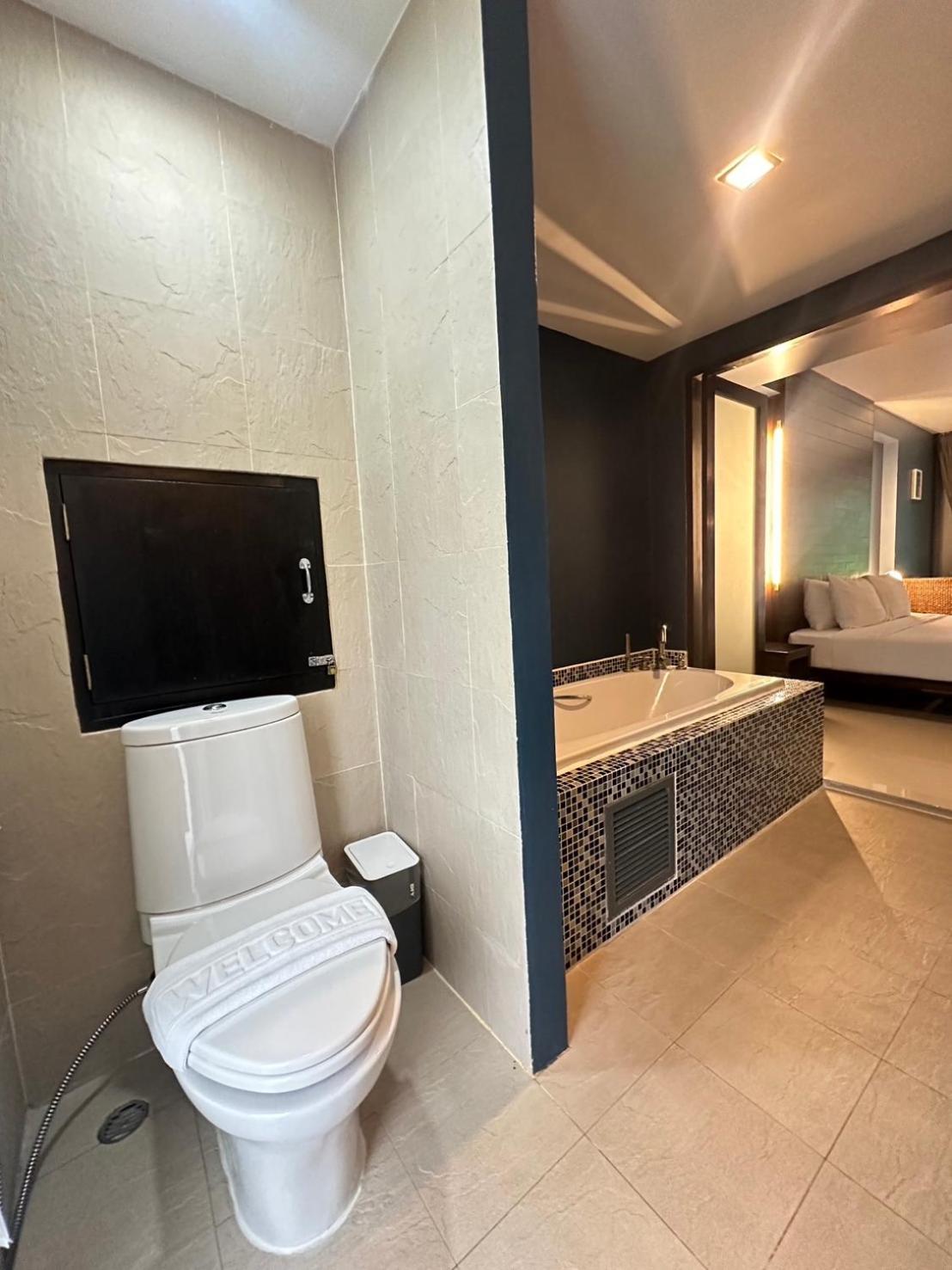 Deluxe Double or Twin Room with Swimming Pool Access photo 2