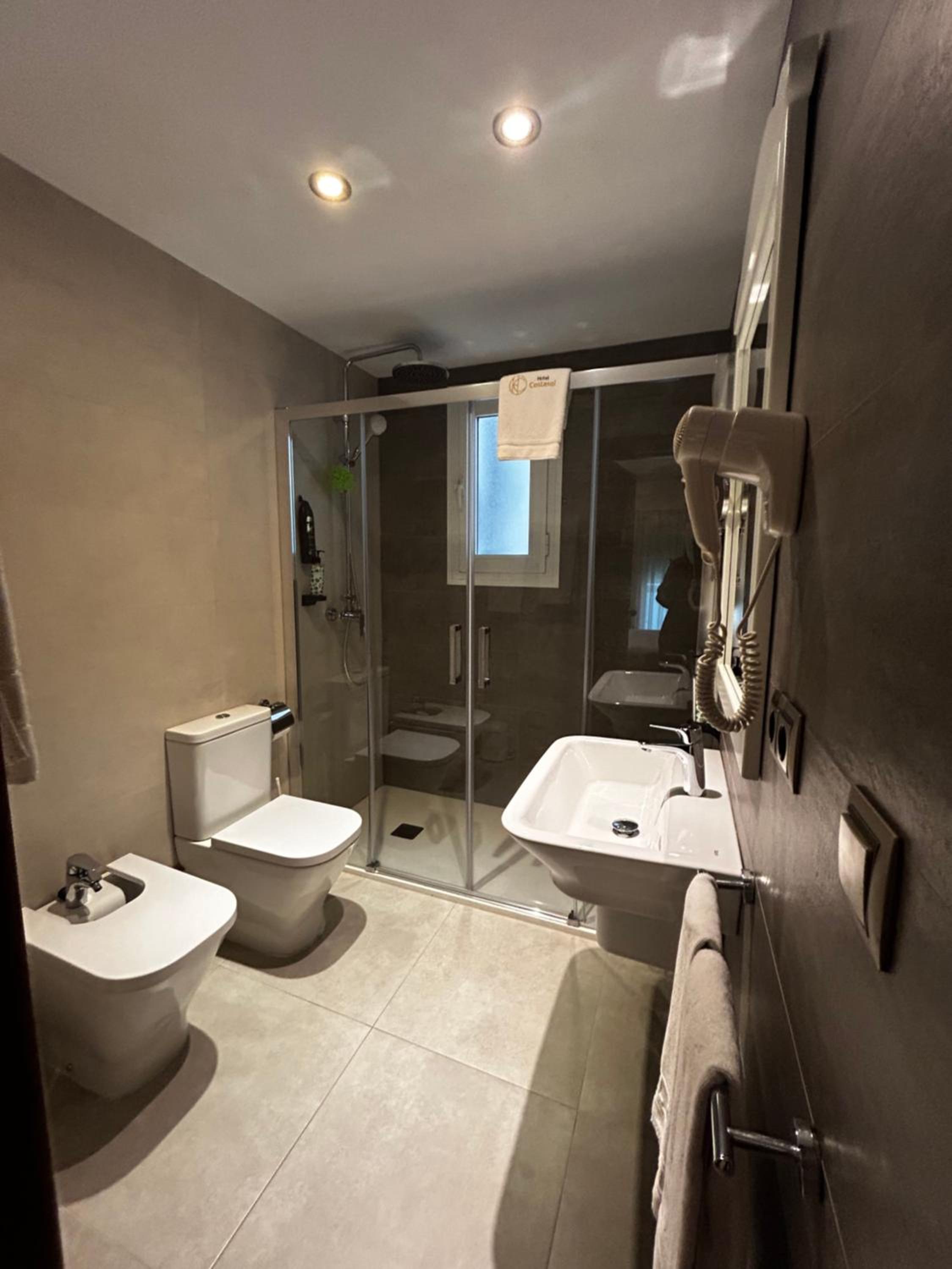 Double Or Twin Room With City View - Photo 2