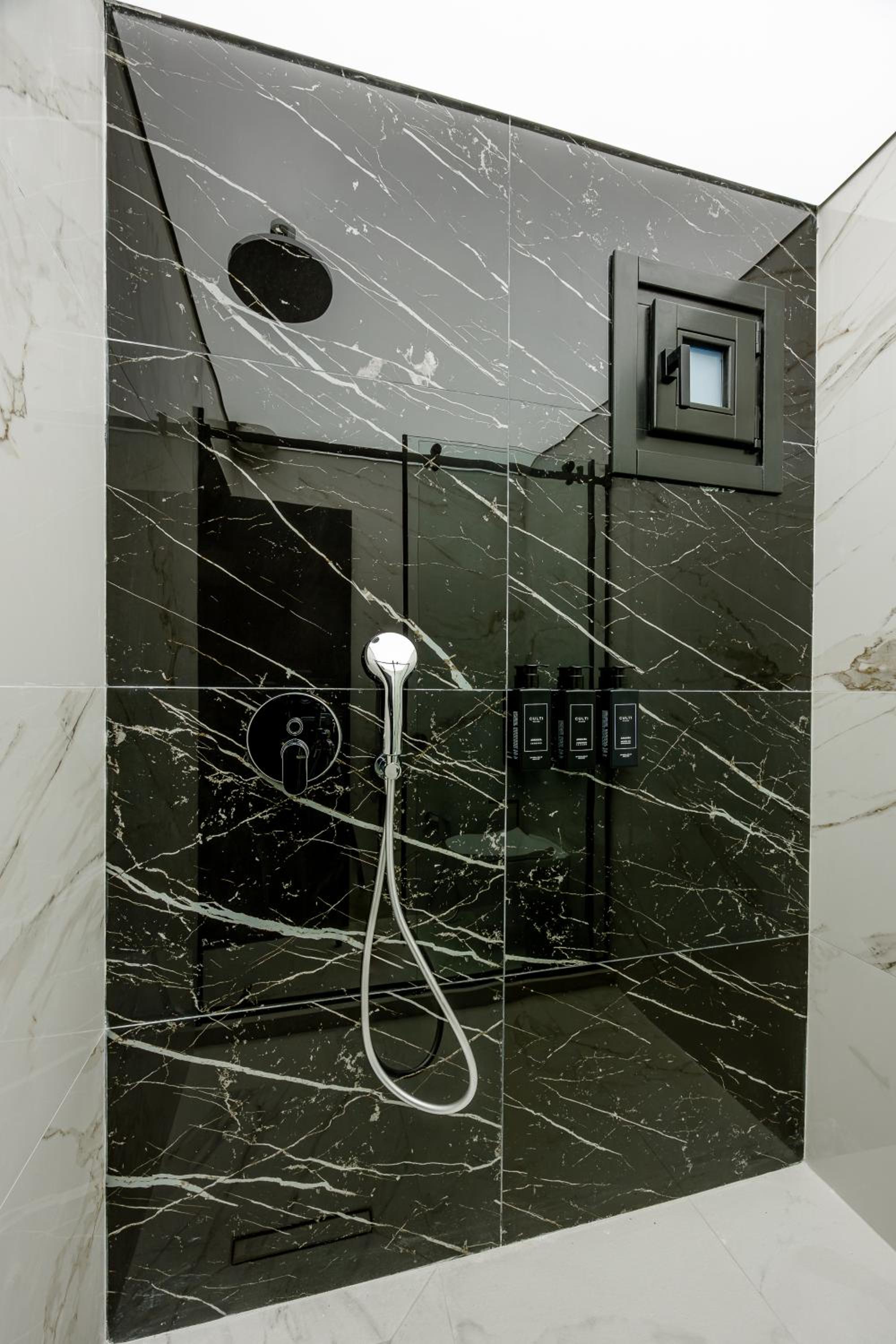 Executive Room with Outdoor Jetted Tub - Photo 4