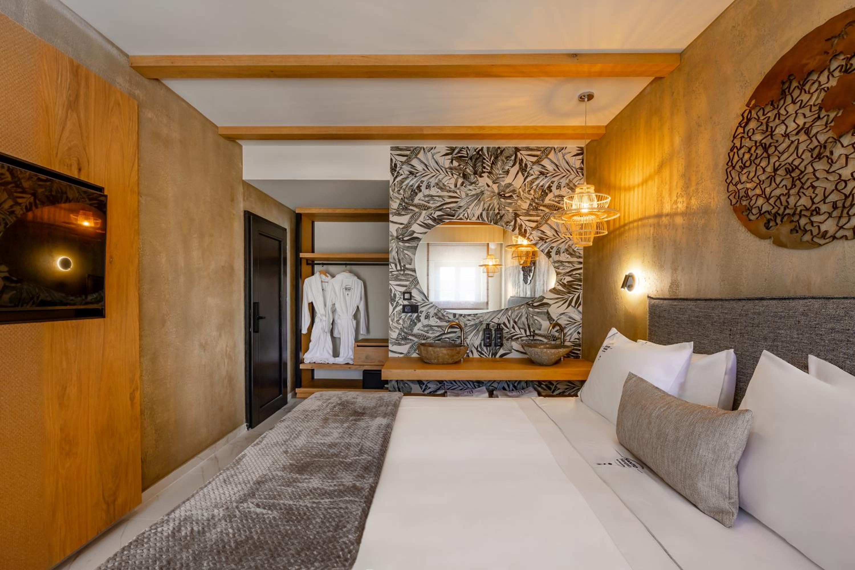 Executive Room with Outdoor Jetted Tub - Photo 19