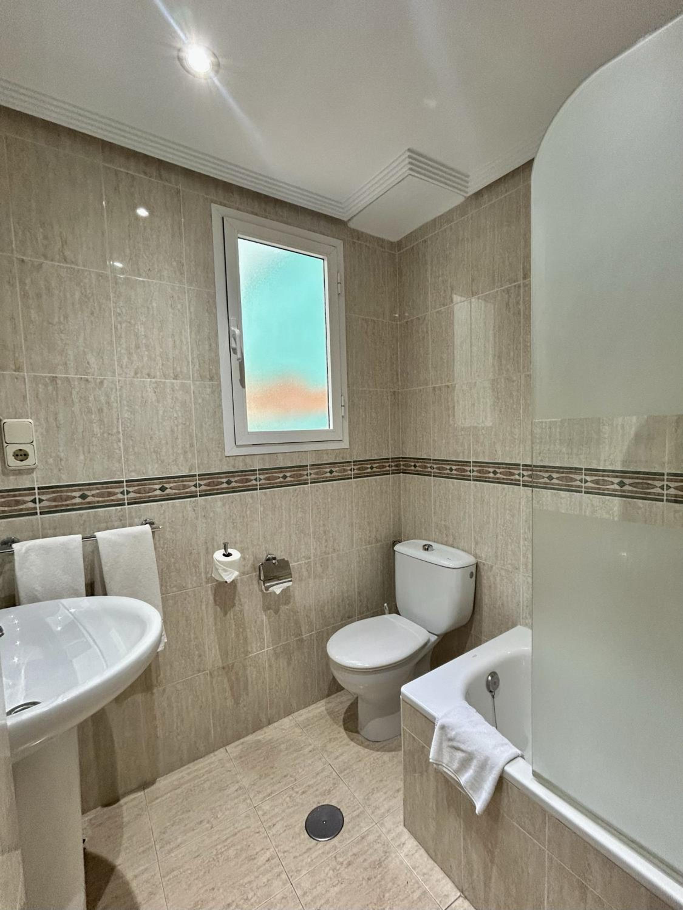 Double Or Twin Room With City View - Photo 4