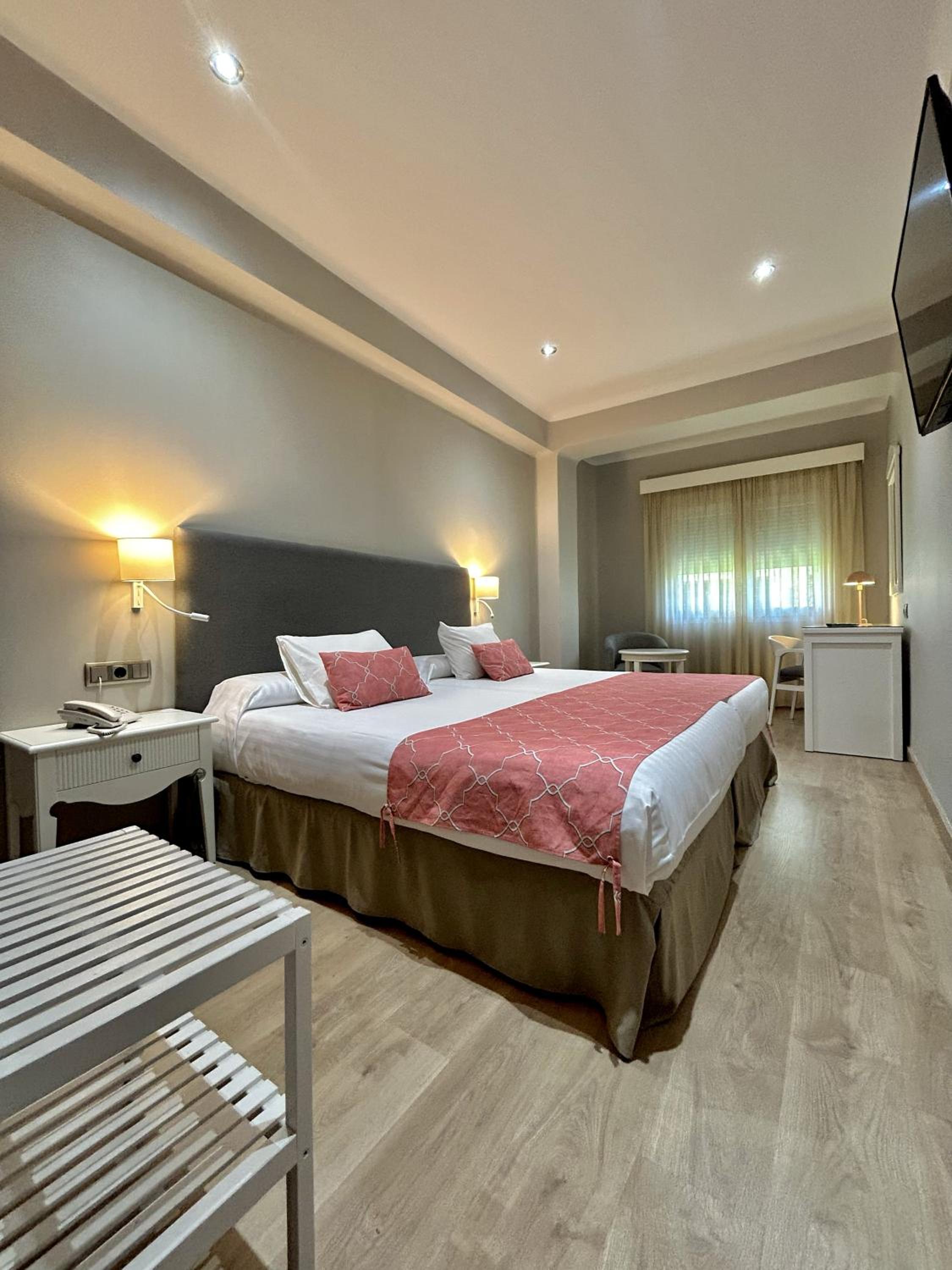 Double Or Twin Room With City View - Photo 5