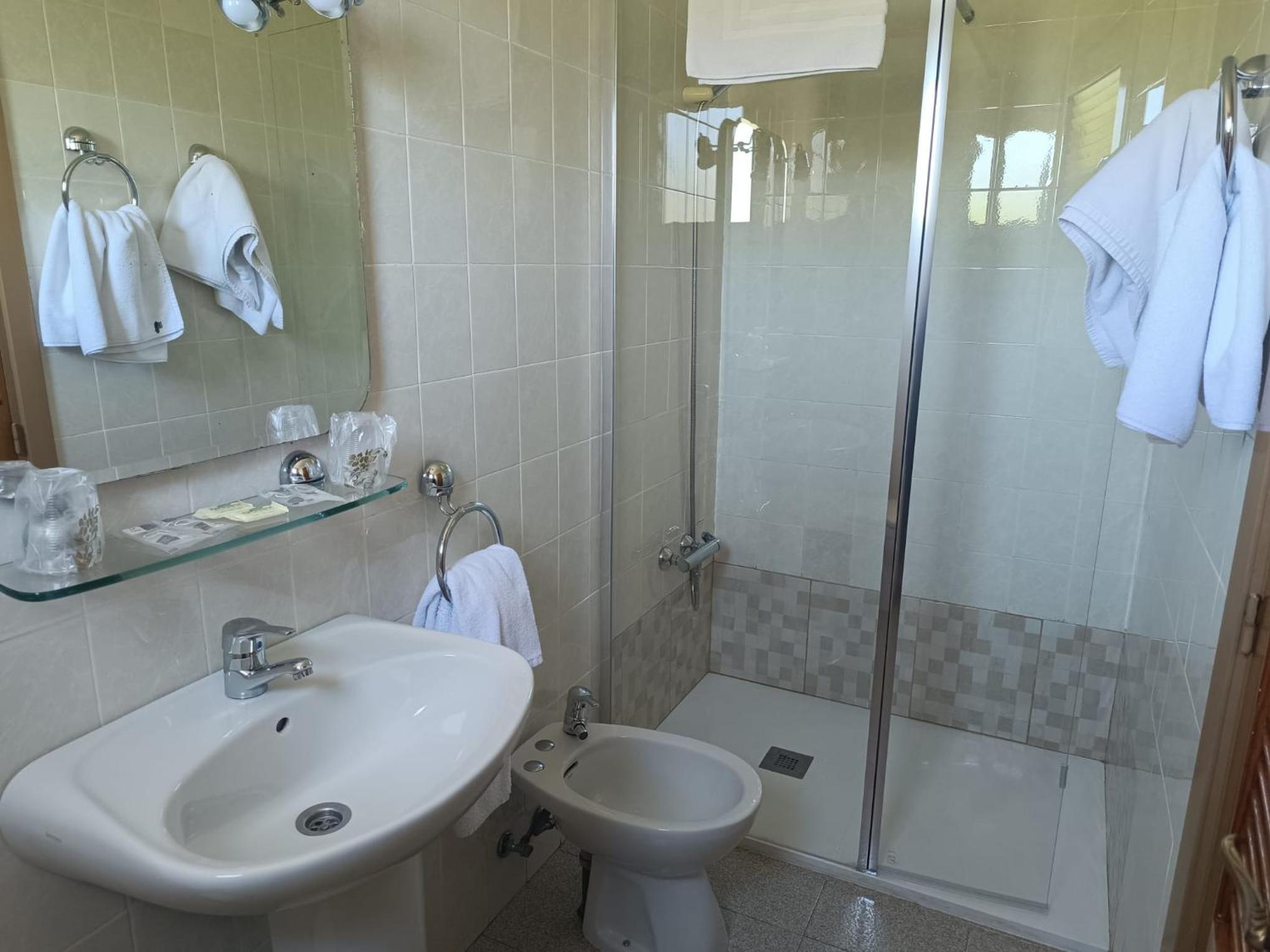 Twin Room - Photo 4