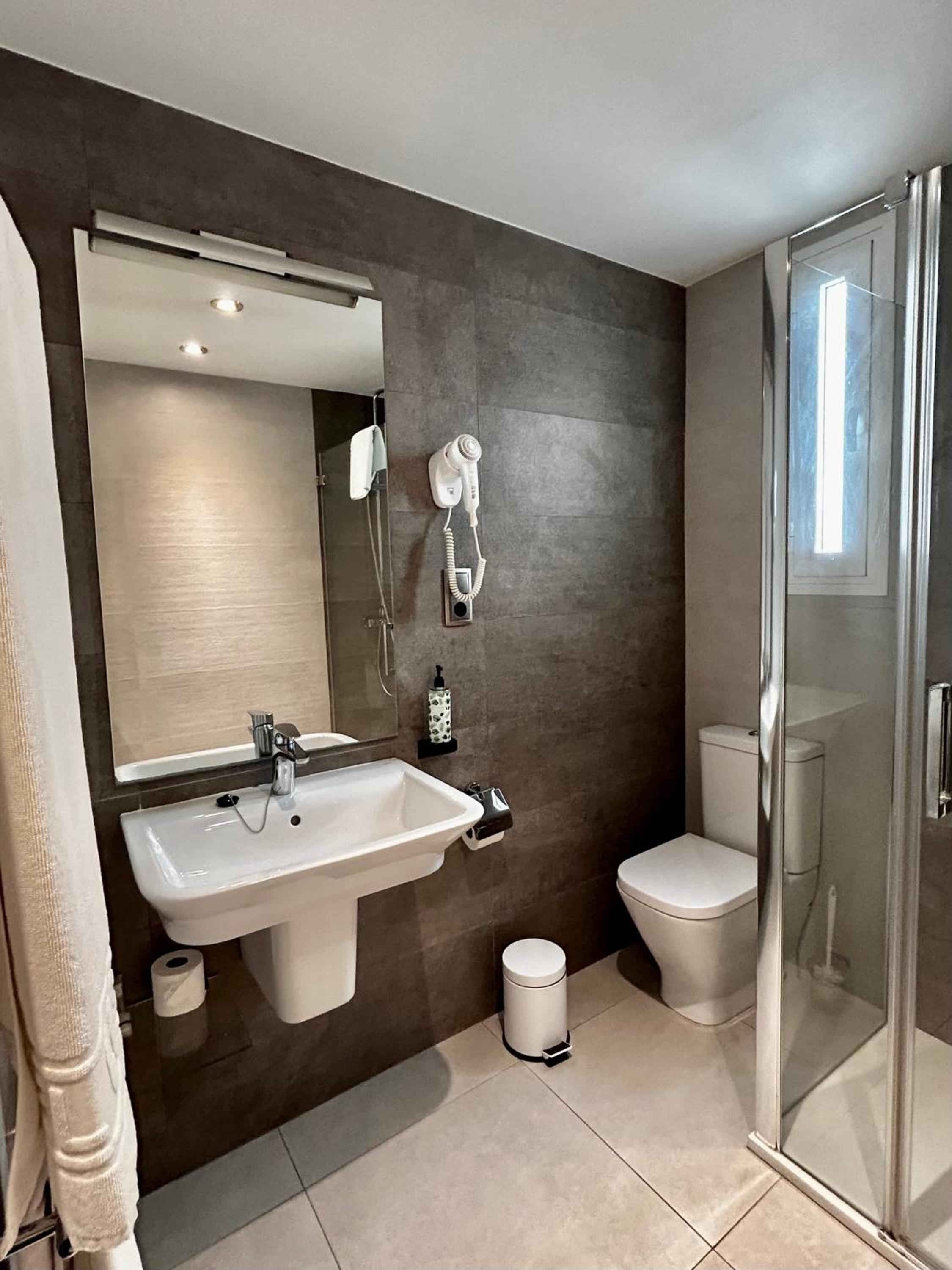 Double Or Twin Room With City View - Photo 8