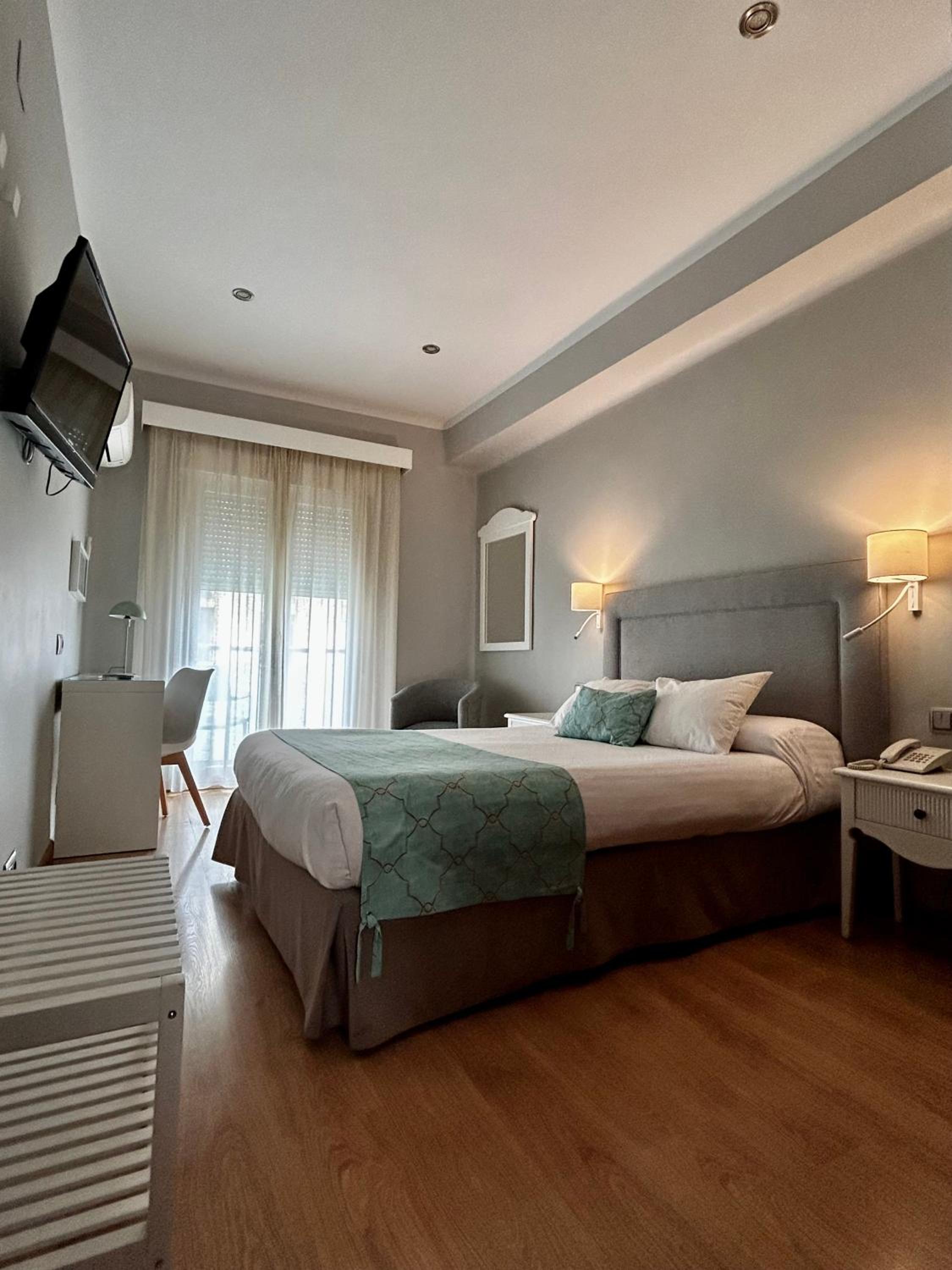 Double Or Twin Room With City View - Photo 9