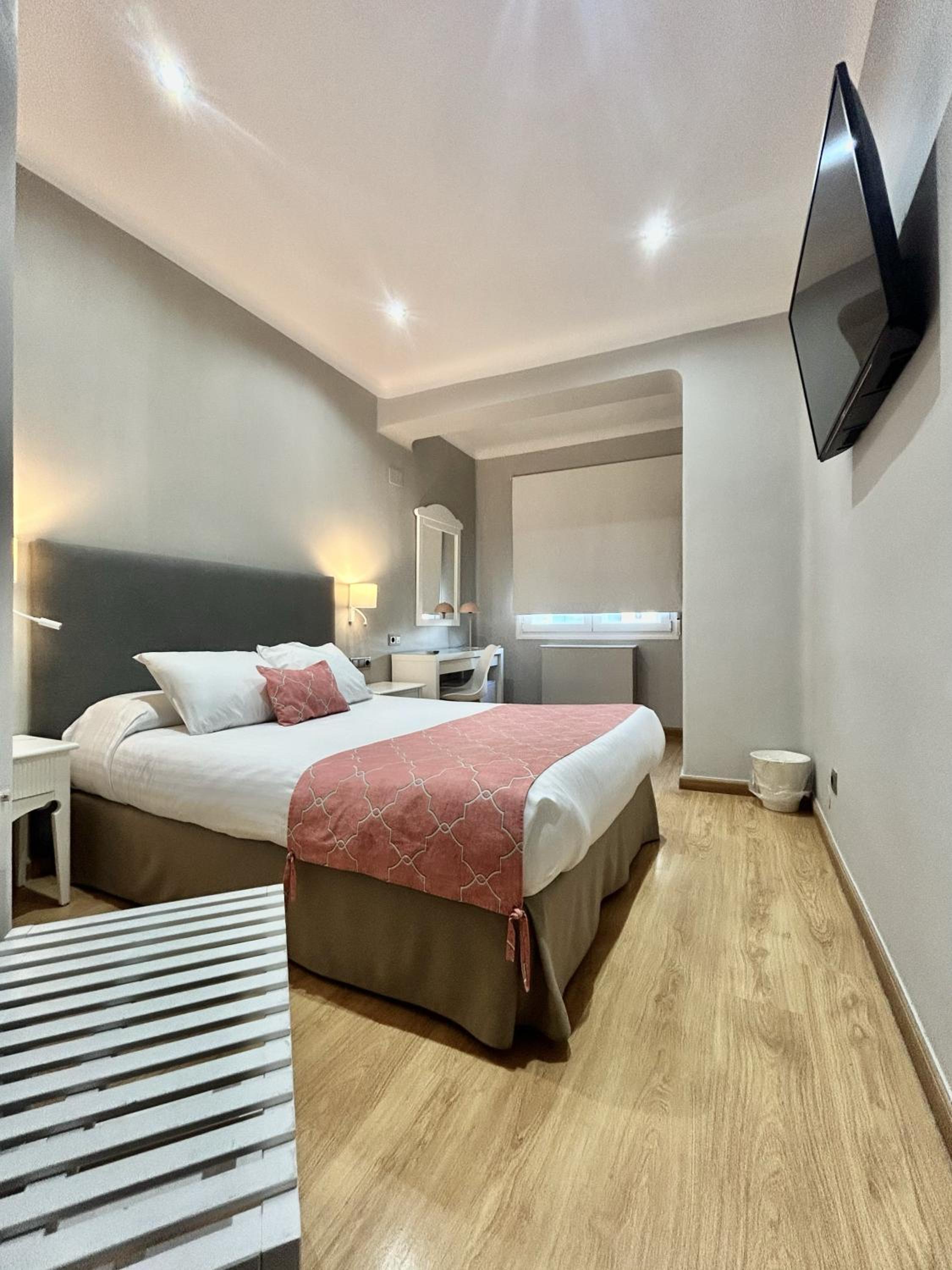 Double Or Twin Room With City View - Photo 7