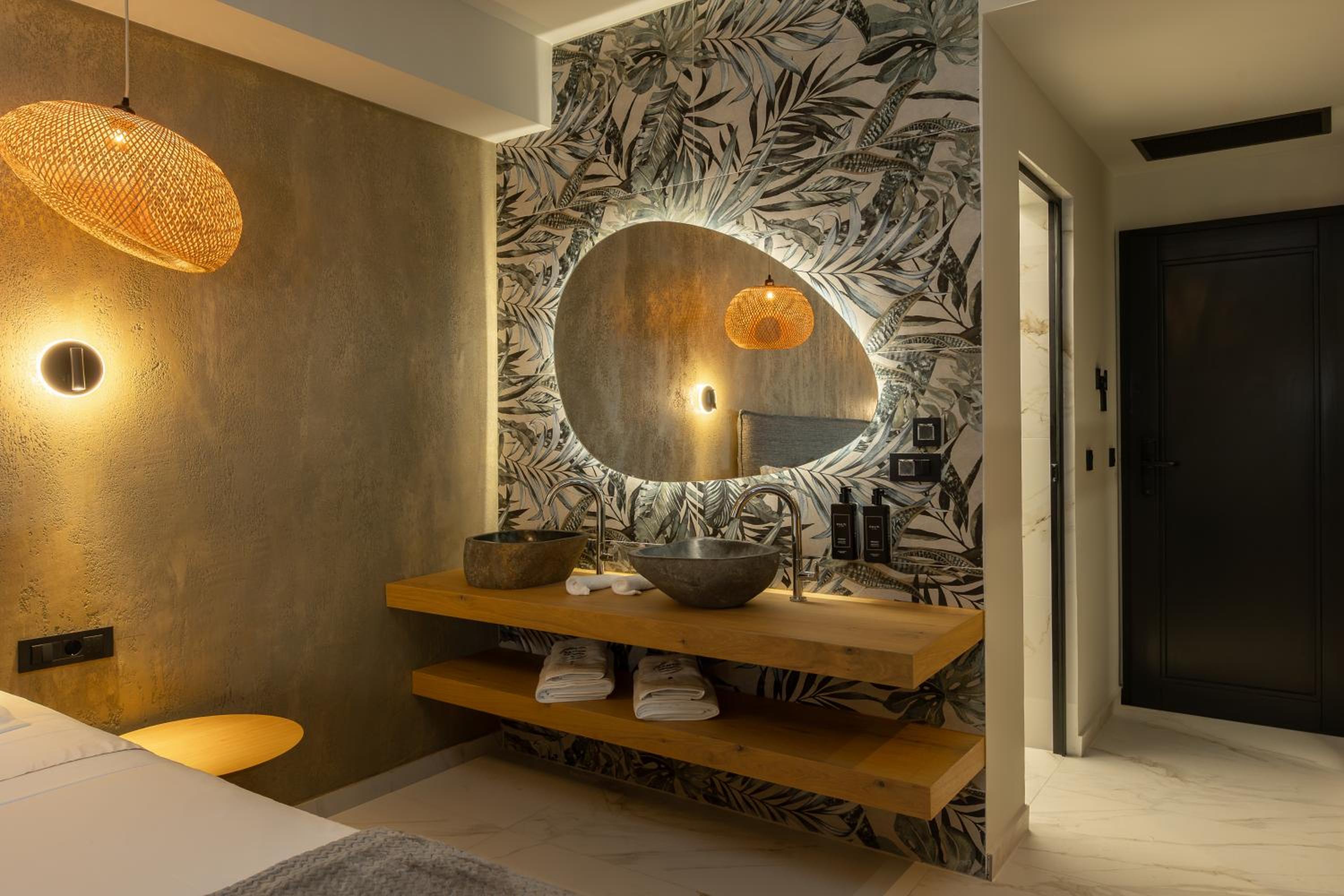 Executive Suite with Outdoor Jetted Tub photo 3