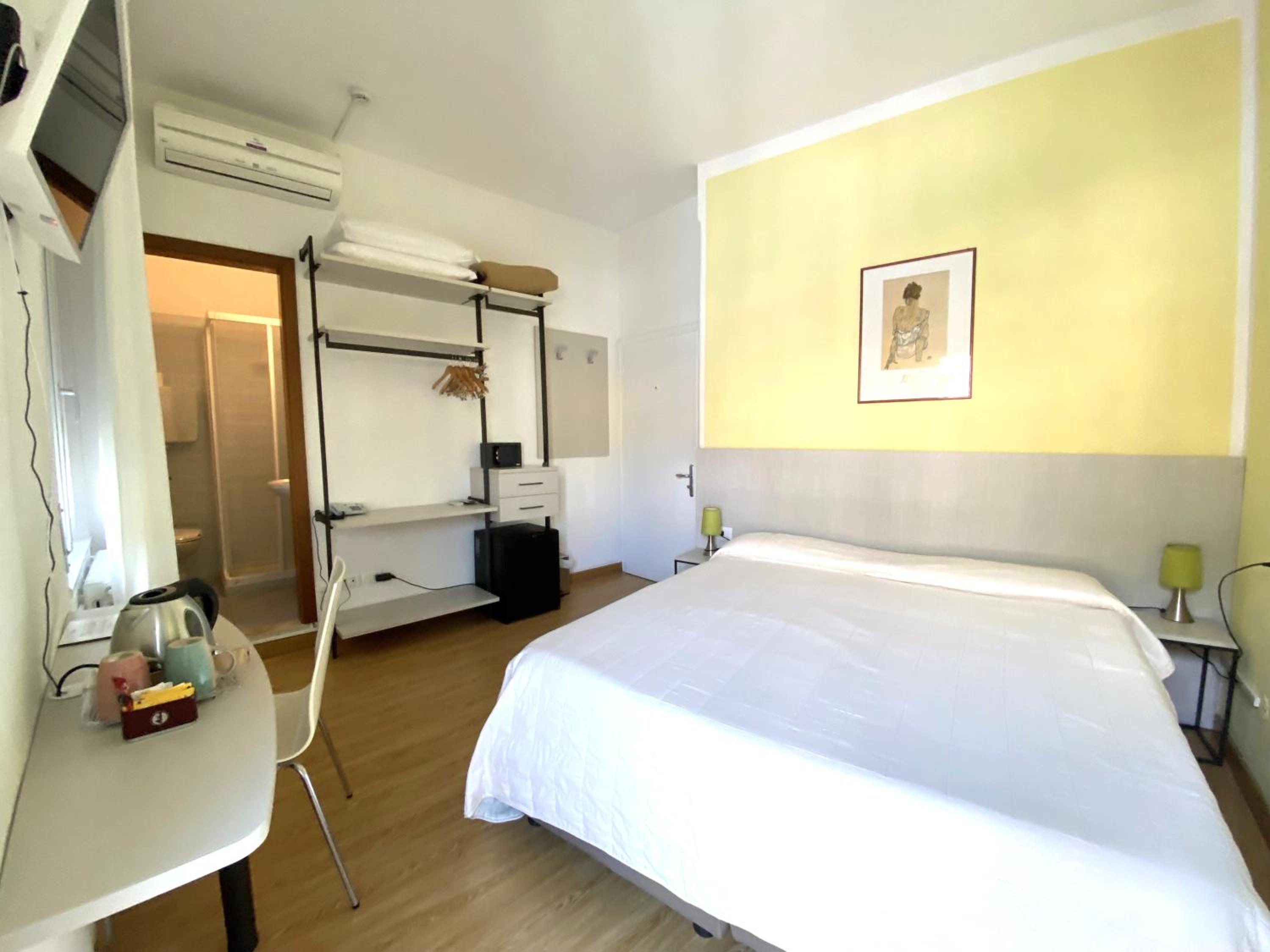 Double or Twin Room with Balcony - Photo 19