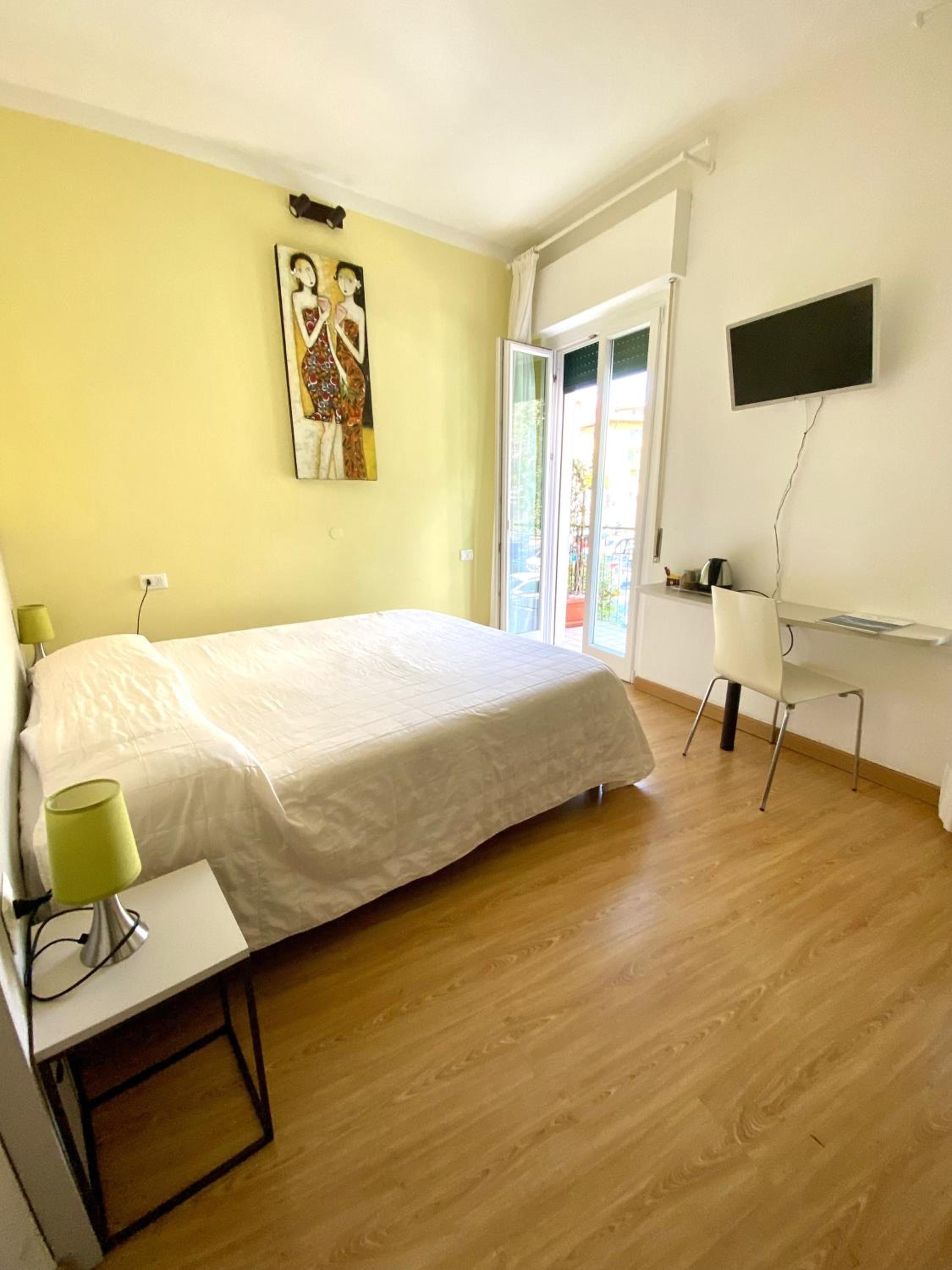 Double or Twin Room with Balcony - Photo 18
